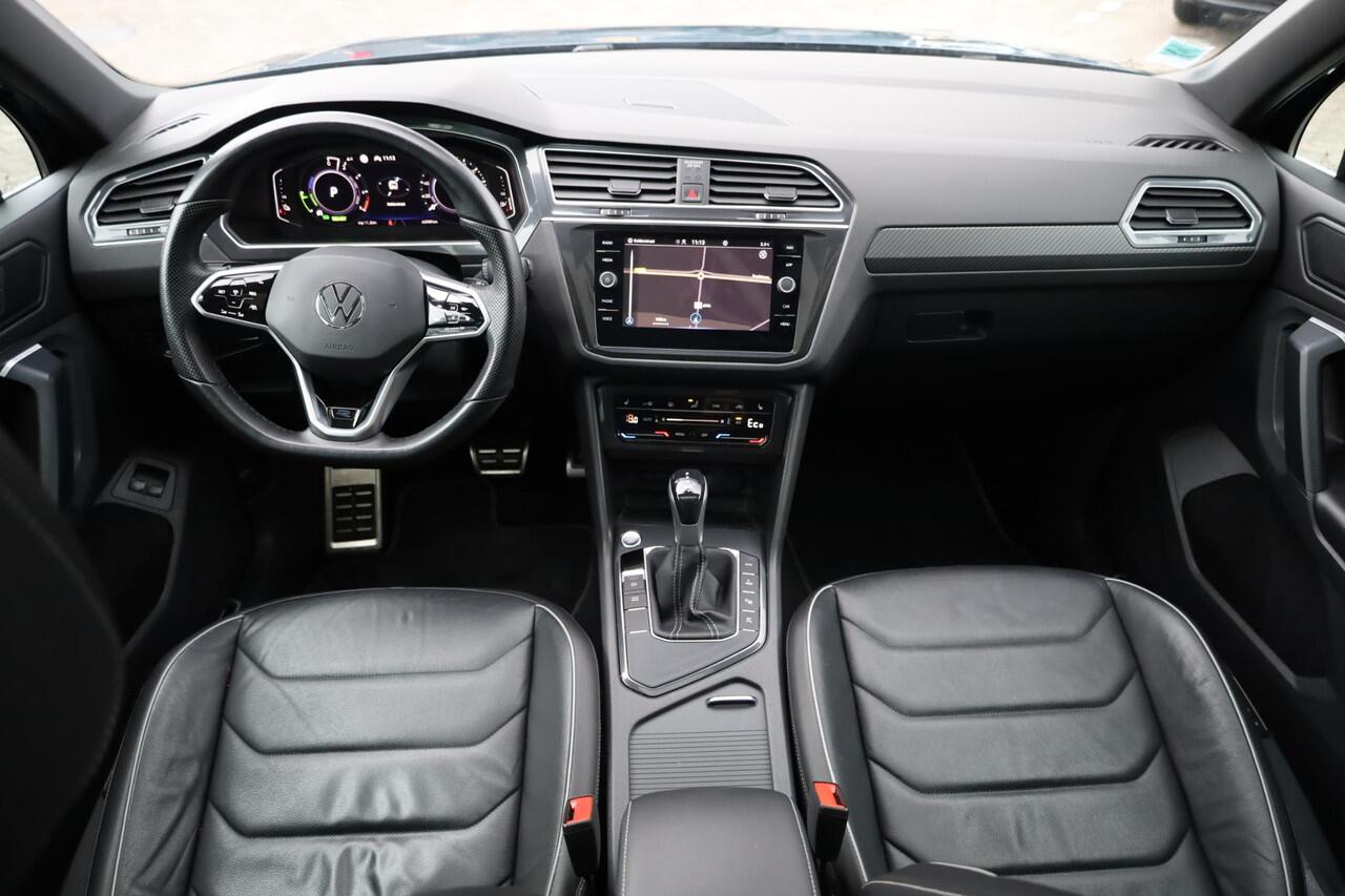 Volkswagen TIGUAN 1.4 TSI eHybrid R-Line Business+ PL ¤720 p/m* 150PK / 110kW panoramadak Lederenbekleding + elektrische stoelverstelling met geheugen stoelverwarming area view rondom zicht camera stuurwiel verwarming IQ matrix easy open & close park assist acc side assist