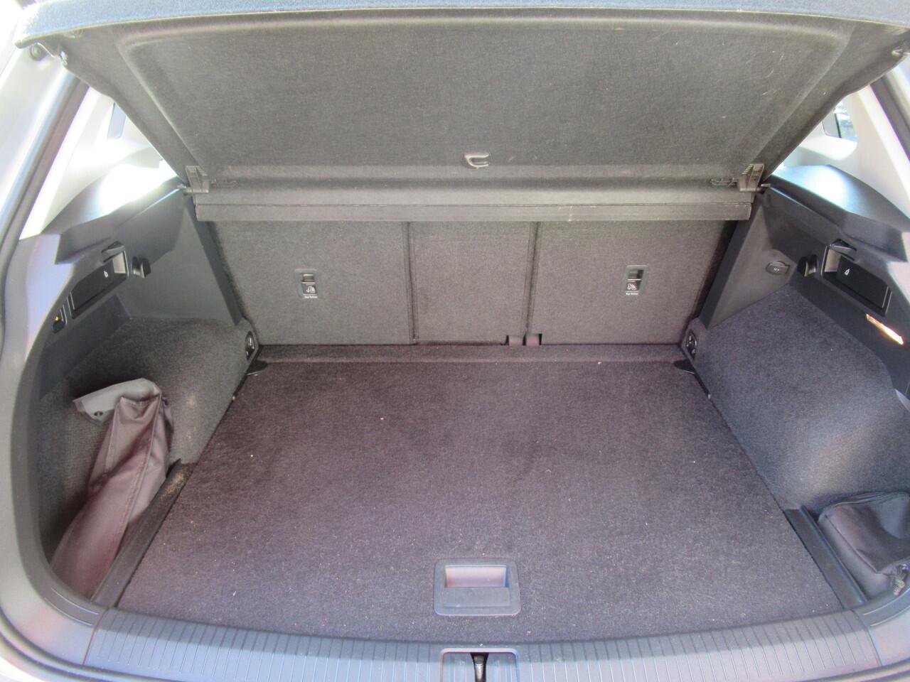 Volkswagen TIGUAN 1.5 TSI ACT 150-PK Automaat | Airco | Navi | Wegklapbare Trekhaak | Incl. BOVAG Garantie | Stoelverwarming | Metallic lak |