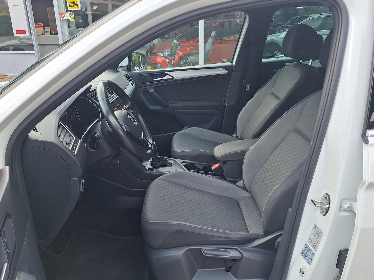 Volkswagen TIGUAN 1.5 TSI ACT R-line Business Navigatie/Trekhaak/ Digitaal Dashboard/ Cruise control/Draadloos oplader Parelmoer wit