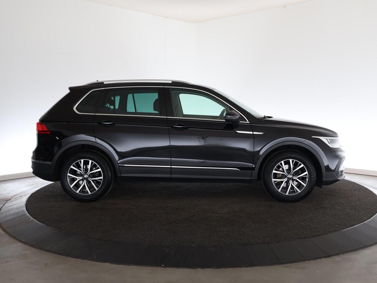 Volkswagen TIGUAN 1.5 TSI Life Business | Panoramadak | Trekhaak | Camera |*