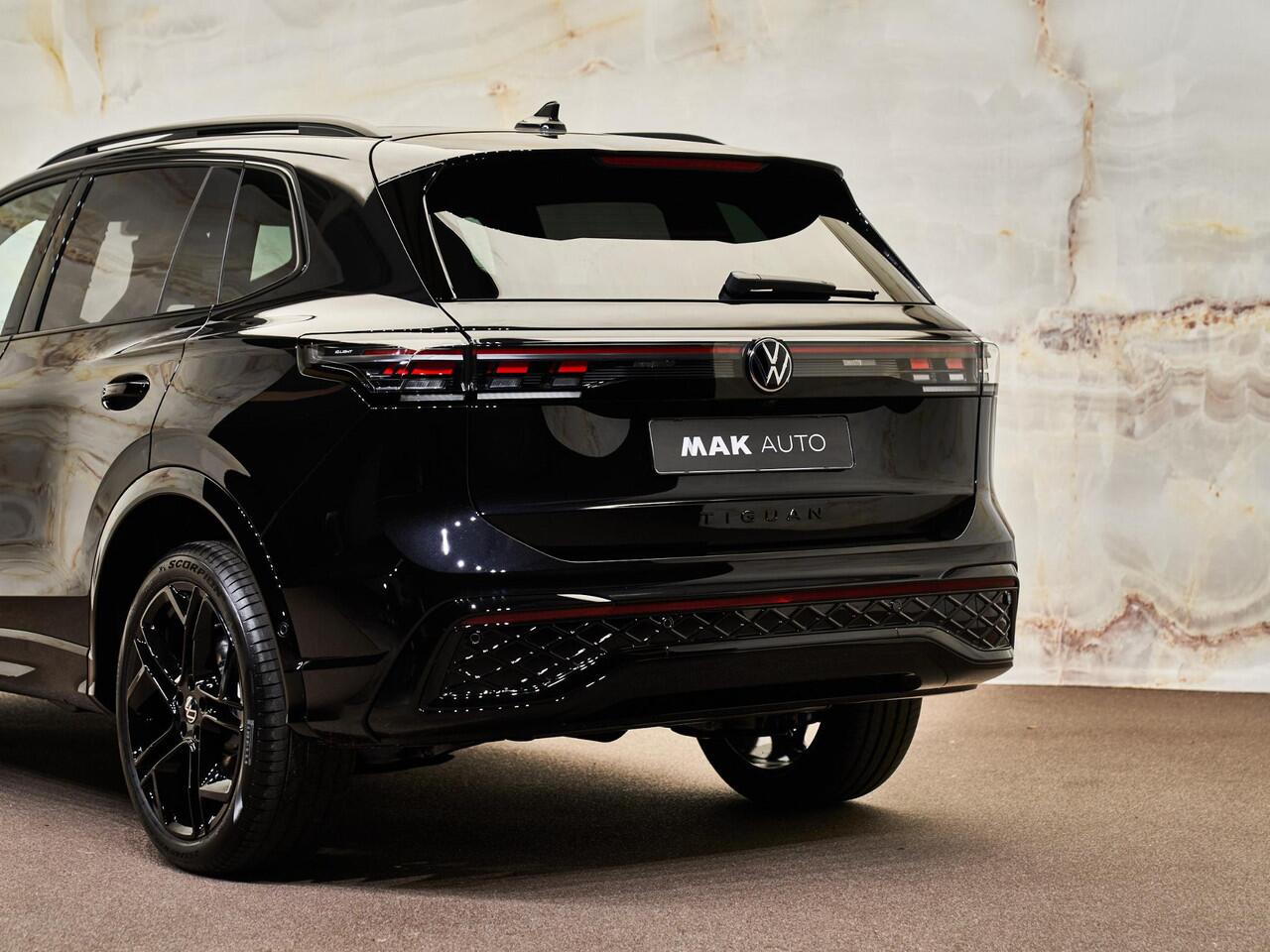 Volkswagen TIGUAN 1.5 eHybrid R-Line, 20", pano, massage, ACC, DCC, IQ.Light, Black Style, tr.haak