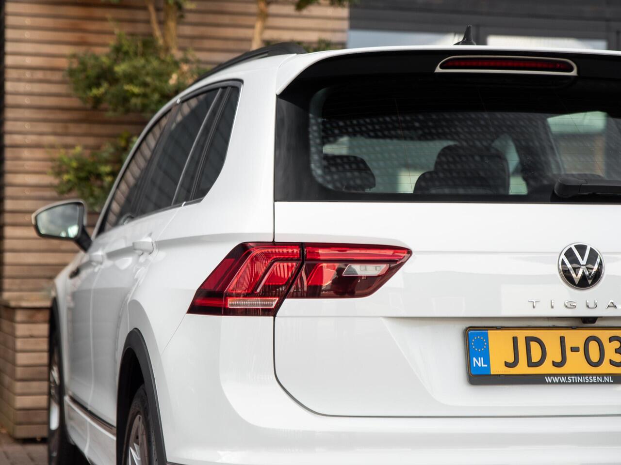 Volkswagen TIGUAN 1.5 TSI R-Line Business+ / Wegklapbare Trekhaak / IQ Light / 19" LMV / Achteruitrijcamera