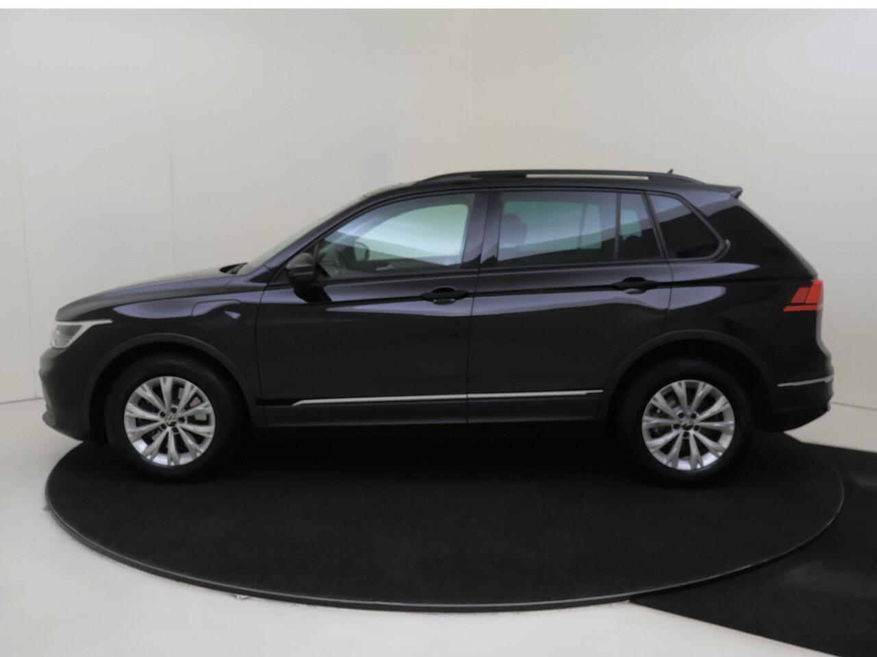 Volkswagen TIGUAN 1.4 TSI eHybrid Life | Panoramadak | Achteruitrijcamera | Stoel- en stuurwielverwarming | 3-zone airco | Navigatie | Digital cockpit Pro | Adaptieve cruise control |