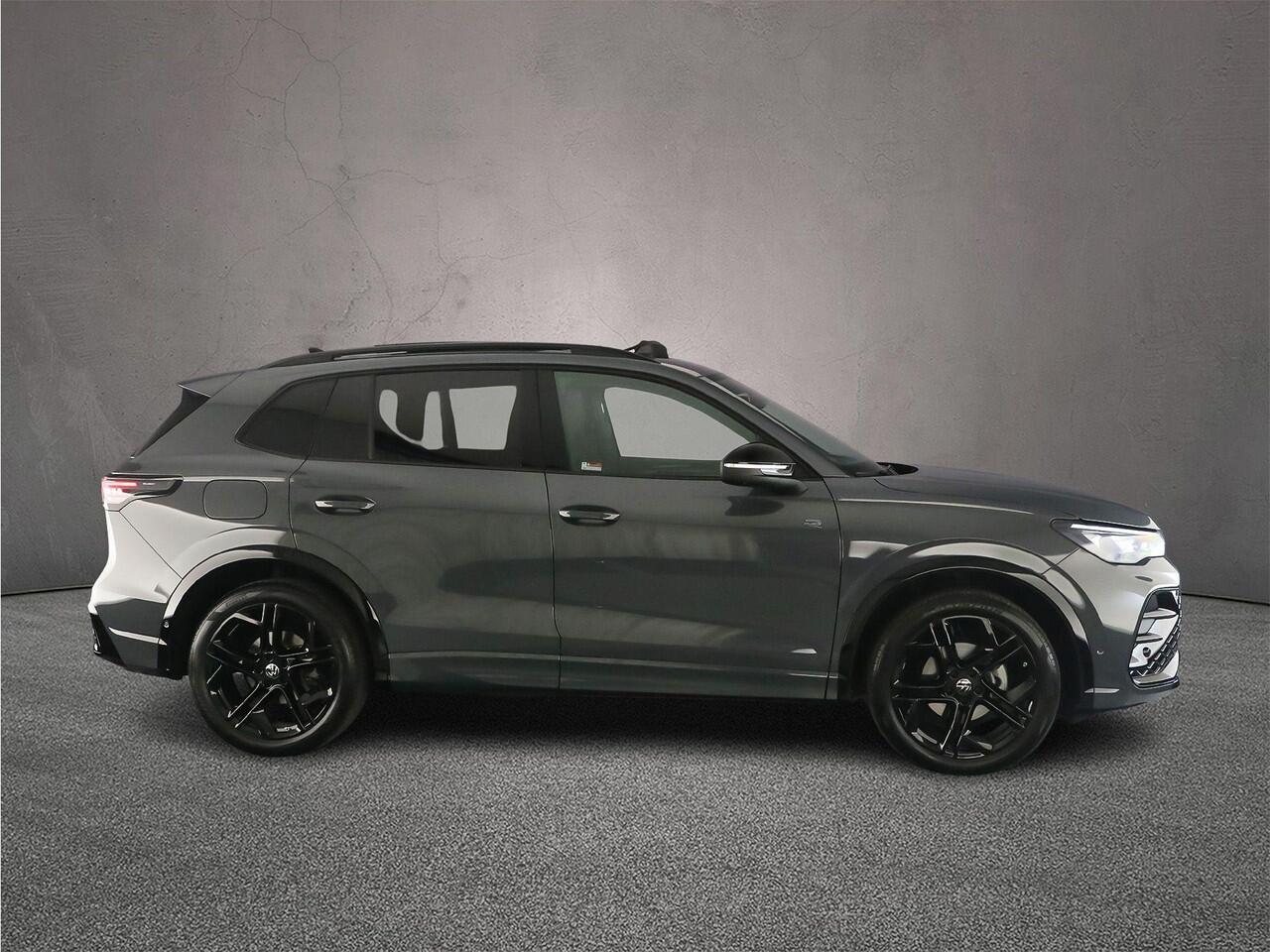 Volkswagen TIGUAN R-Line Edition 1.5 eTSI 150pk DSG Automaat Trekhaak, Panoramadak, Harman Kardon audio, Navigatie, Adaptive cruise control, Elektrische achterklep, Achteruitrijcamera