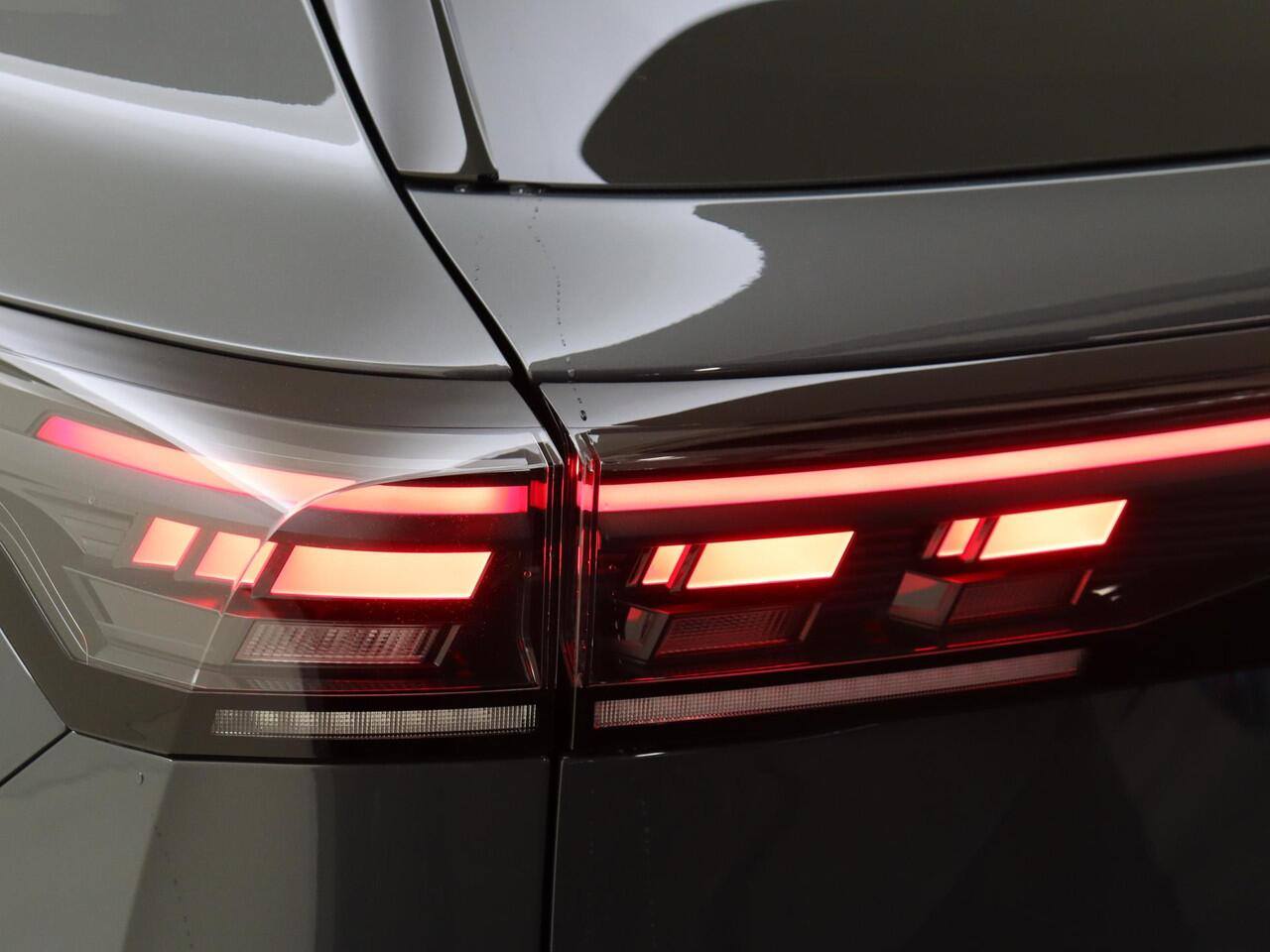 Volkswagen TIGUAN R-Line Edition - eHybrid | 'App-Connect' draadloze smartphone integratie | Automatische afstandsregeling (Adaptive Cruise Control) | Black Style Pakket