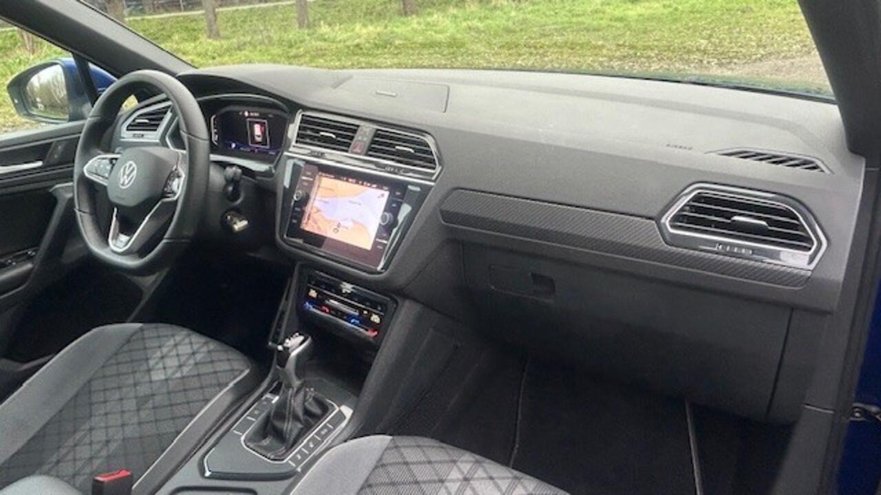 Volkswagen TIGUAN 1.5 TSI R-Line AUTOMAAT 26.000KM!! 1E EIGENAAR!! NAVIGATIE, APPLE CARPLAY, DAB RADIO, STUURVERWARMING, STOELVERWARMING, AMBIËNTEVERLICHTING, DIGITAAL DASHBOARD, DODEHOEK ASSIST, RIJBAAN ASSIST, ADAPTIVE CRUISE CONTROL, ACHTERUITRIJCAMERA, PARKEERHULP V/A,
