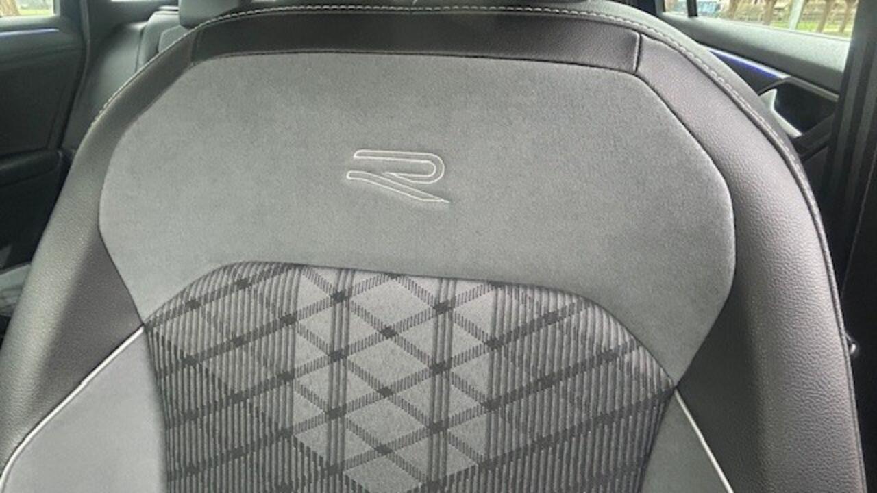 Volkswagen TIGUAN 1.5 TSI R-Line AUTOMAAT 26.000KM!! 1E EIGENAAR!! NAVIGATIE, APPLE CARPLAY, DAB RADIO, STUURVERWARMING, STOELVERWARMING, AMBIËNTEVERLICHTING, DIGITAAL DASHBOARD, DODEHOEK ASSIST, RIJBAAN ASSIST, ADAPTIVE CRUISE CONTROL, ACHTERUITRIJCAMERA, PARKEERHULP V/A,