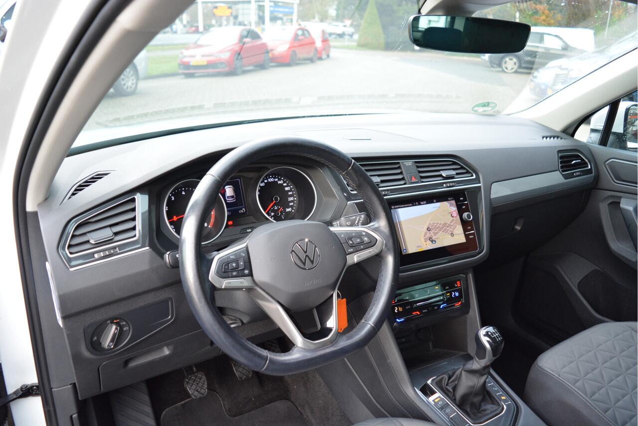 Volkswagen TIGUAN 1.5 TSI Life | Adaptive | CarPlay | Trekhaak | PDC V+A | Clima | Orig. NL |