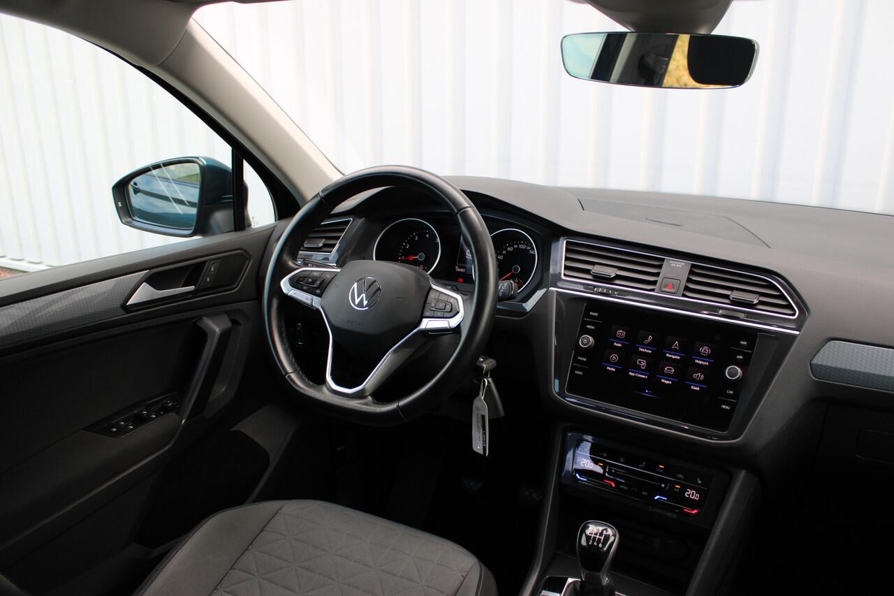 Volkswagen TIGUAN 1.5 TSI Life | Incl. 12 maanden garantie | Apple Carplay | Navigatie | Adaptive cruise control | Stoel en stuurverwarming | Wegklapbare trekhaak | Getint glas | LED koplampen |