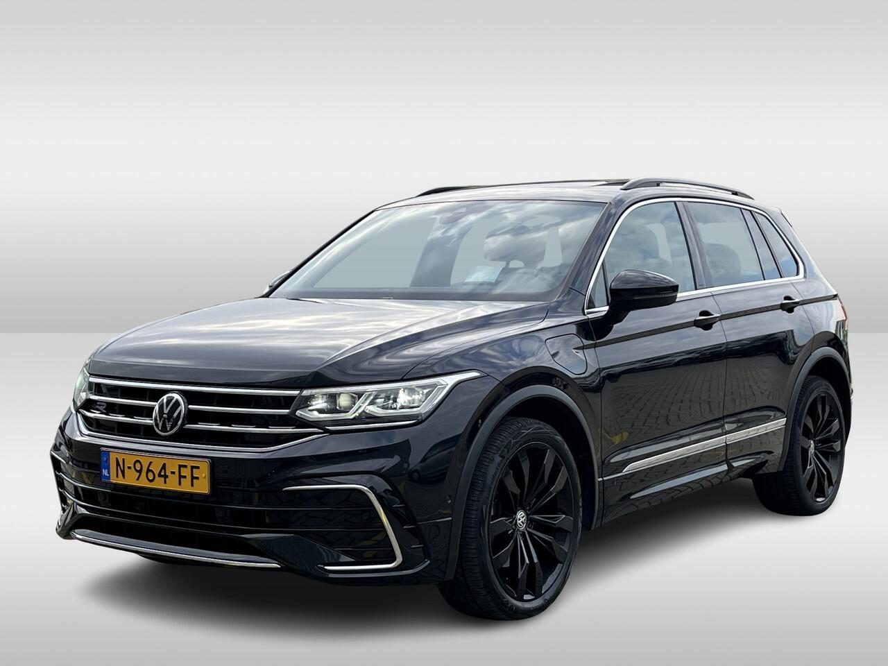 Volkswagen TIGUAN 1.4 TSI eHybrid R-Line Business+ / Pano / Navigatie / App connect / Zwenkbare trekhaak / Camera / Parkeersensoren V+A / **