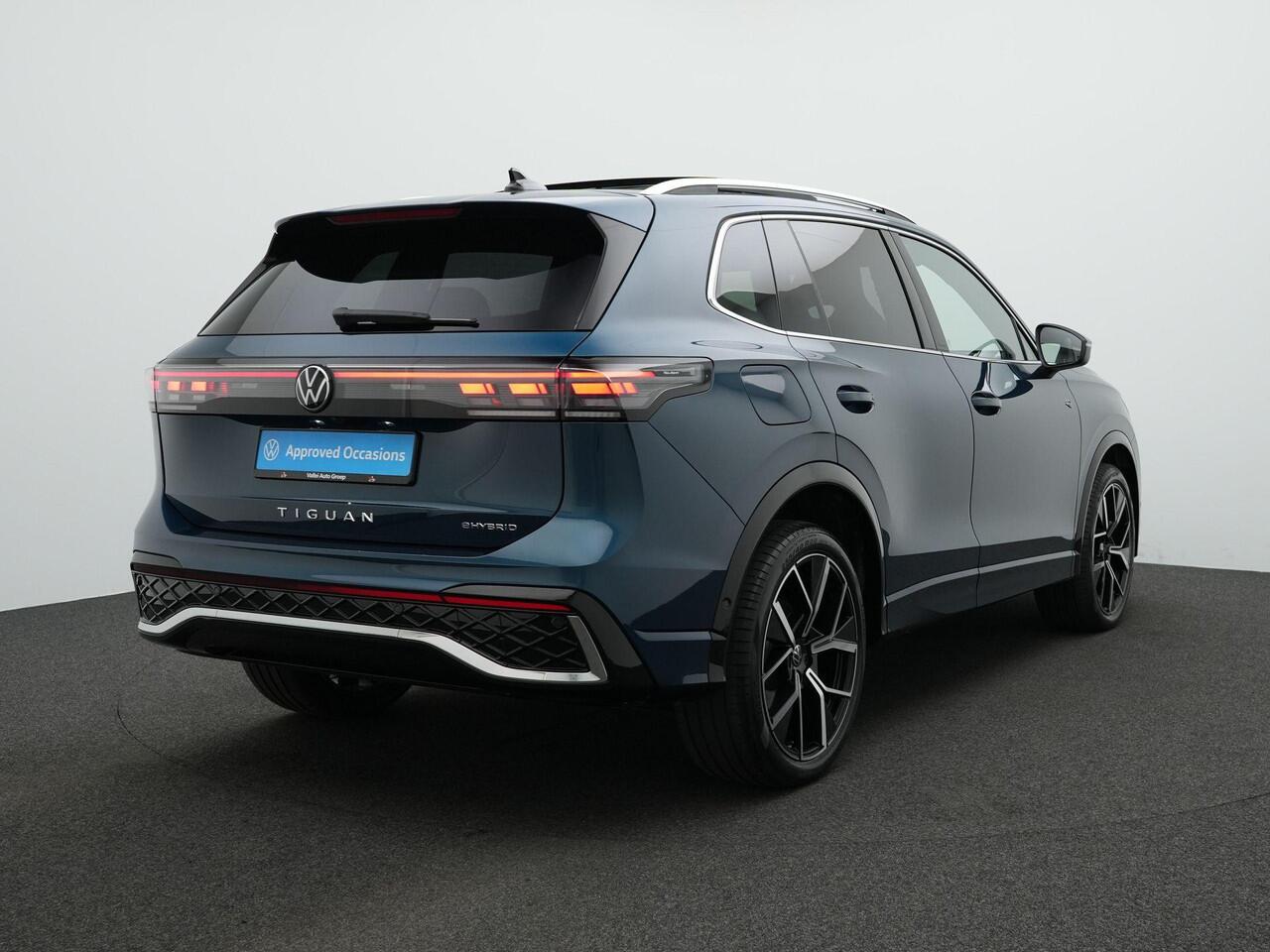 Volkswagen TIGUAN 1.5 eHybrid 204 pk R-Line Edition | Panoramadak | Stoel-/stuurverwarming | Park Assist Plus | Side Assist | Carplay | ergoActive Sportstoelen | 20 inch