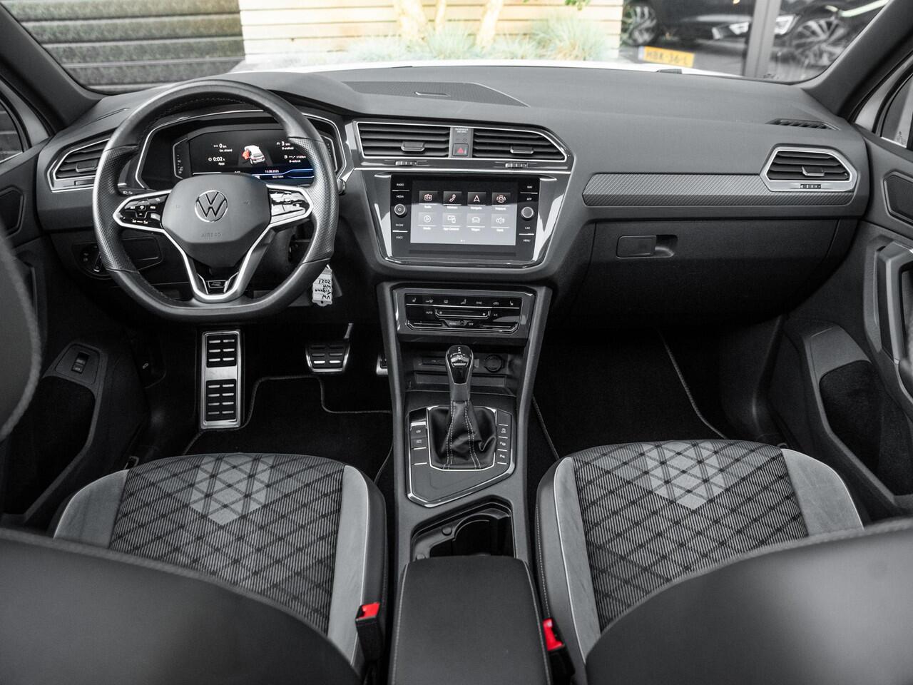 Volkswagen TIGUAN 1.5 TSI R-Line / Panoramadak / 20" LMV / Adaptive Cruise Control / IQ Light