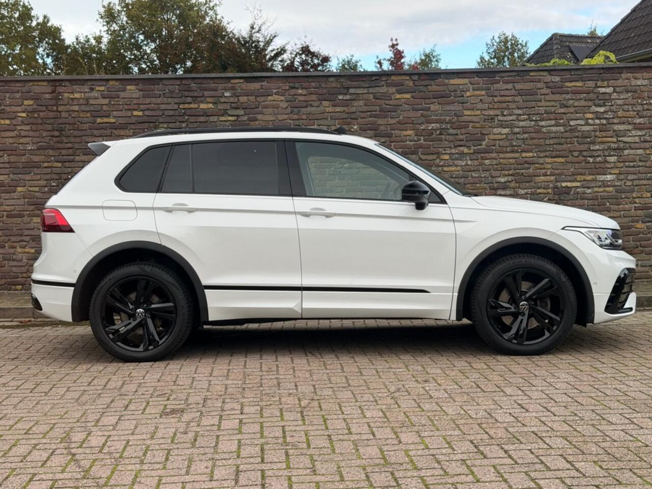Volkswagen TIGUAN 1.4 TSI eHybrid R-LINE Black Style Panodak Trekhaak Leer