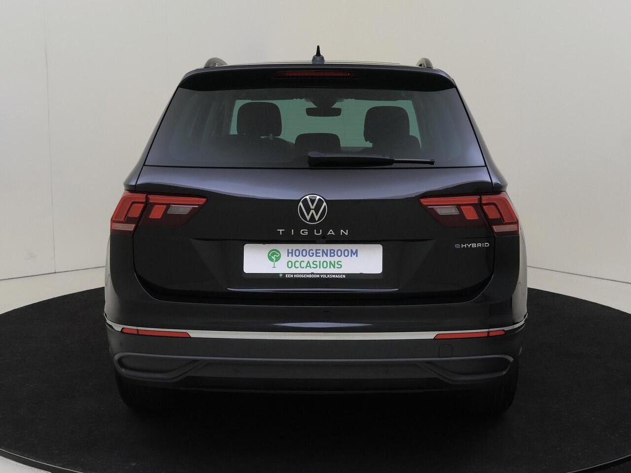 Volkswagen TIGUAN 1.4 TSI eHybrid Life | Panoramadak | Achteruitrijcamera | Stoel- en stuurwielverwarming | 3-zone airco | Navigatie | Digital cockpit Pro | Adaptieve cruise control |