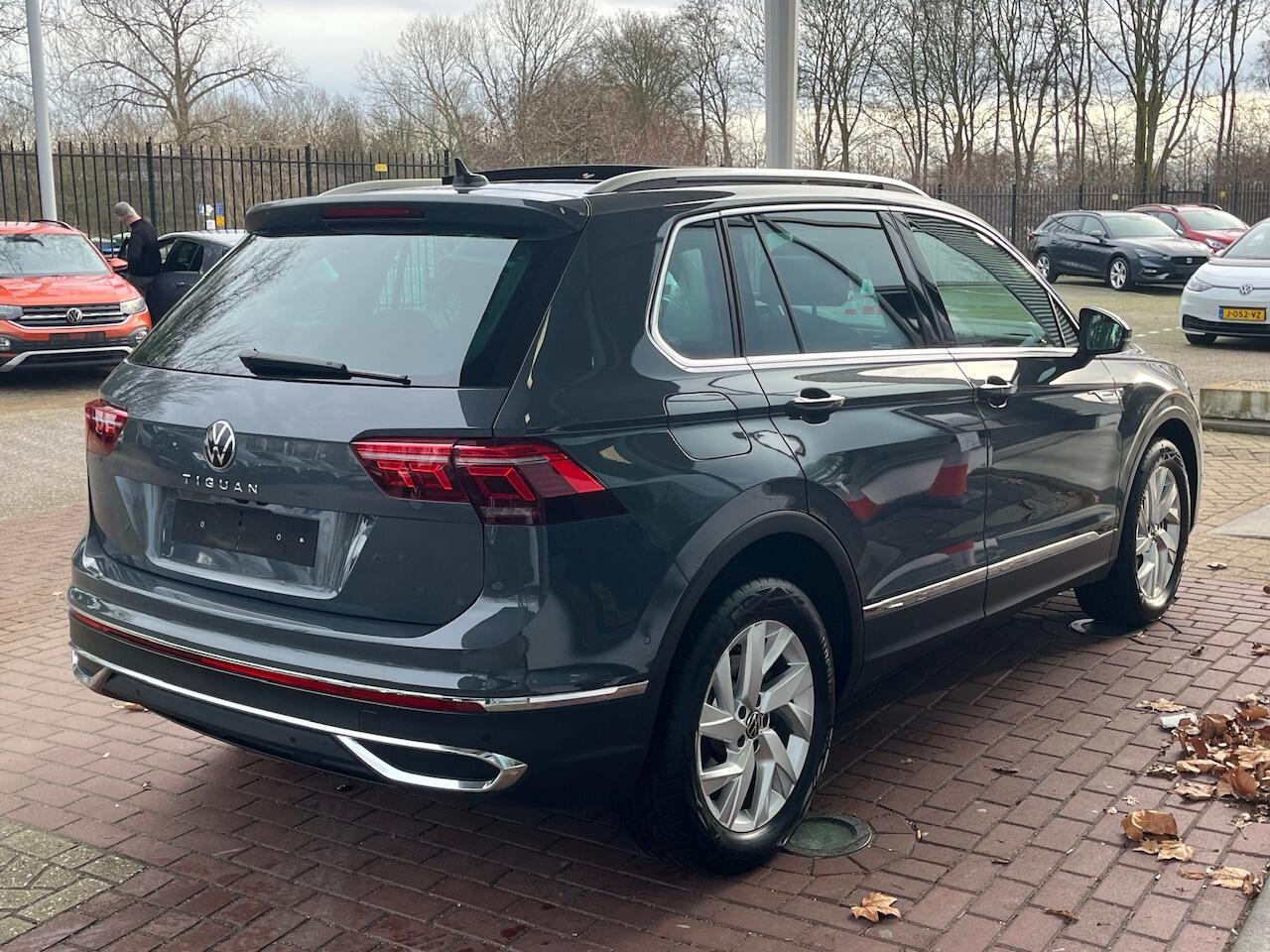 Volkswagen TIGUAN 1.4 TSI 245pk DSG eHybrid Elegance / Zwenkbare Trekhaak / Panoramadak / Elek Achterklep Met Virtual Pedal / LED Matrix / Camera / 18'' LMV / Navigatie / Carplay