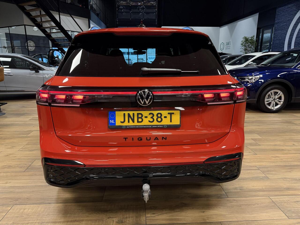 Volkswagen TIGUAN 1.5 eTSI R-Line Edition |Stoel/stuur verwarm|Massage stoelen|Panoromadak|Trekhaak|Winterwielen set extra|