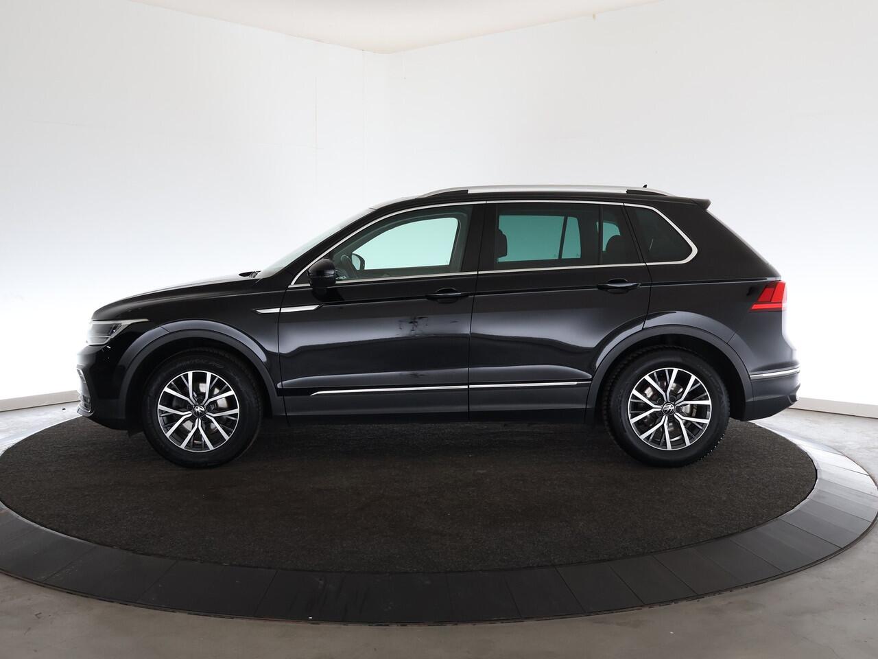 Volkswagen TIGUAN 1.5 TSI Life Business | Panoramadak | Trekhaak | Camera |*