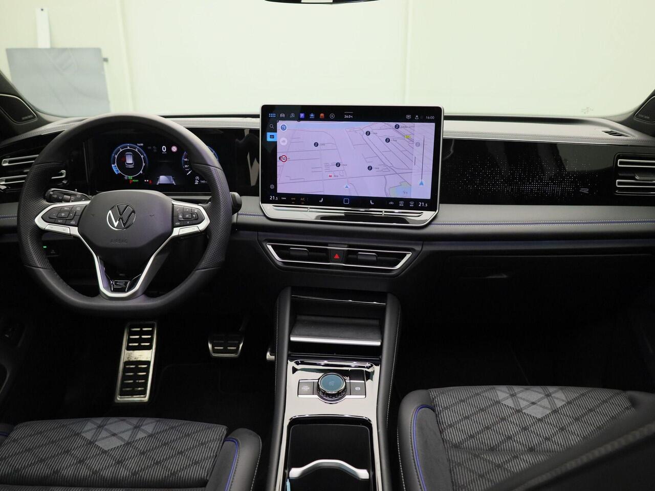 Volkswagen TIGUAN 1.5 eTSI/150PK R-Line DSG · Panoramadak · Trekhaak · 360° Camera + Parkeersensoren · Harman Kardon · Garantie tot 01-01-2026