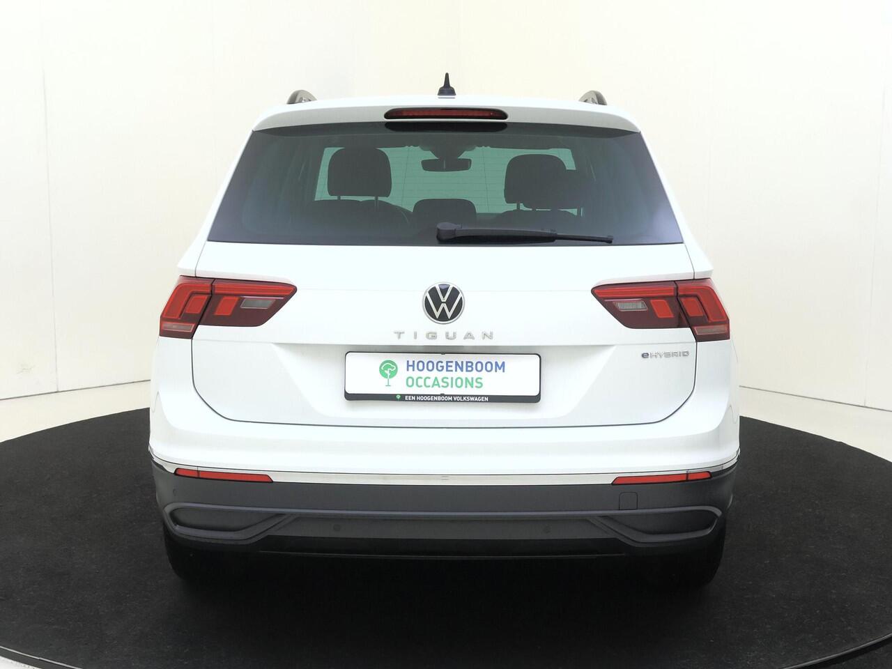 Volkswagen TIGUAN 1.4 TSI eHybrid Life | SoH 92% | Trekhaak | Stoel- en stuurwielverwarming | Adaptieve cruise control | CarPlay | Digital cockpit Pro | Parkeersensoren | 3-zone airco |