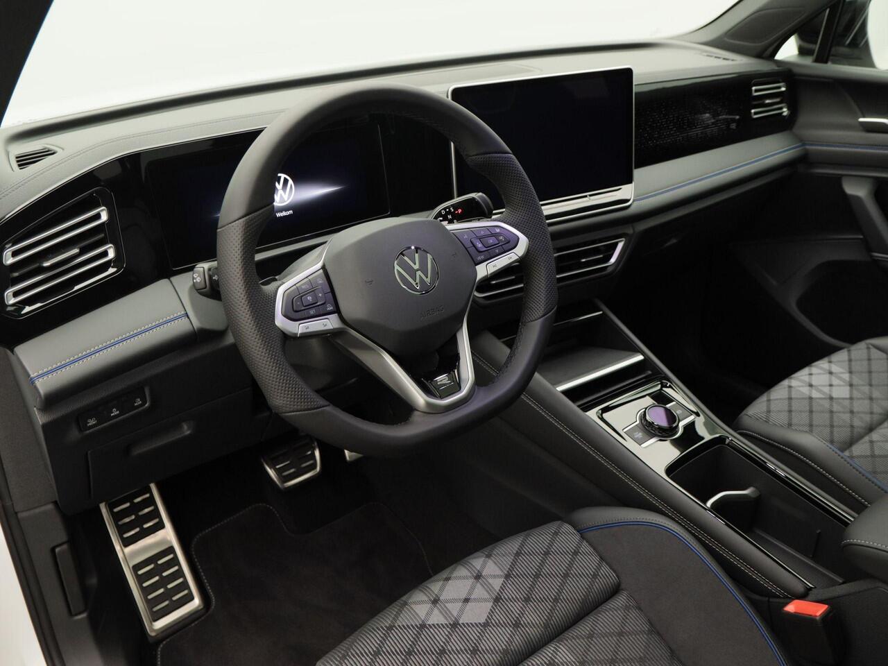 Volkswagen TIGUAN 1.5 eHybrid R-Line Edition 204 PK | Trekhaak | 360 Camera | LED Matrix | Black Style | Adaptief Onderstel |