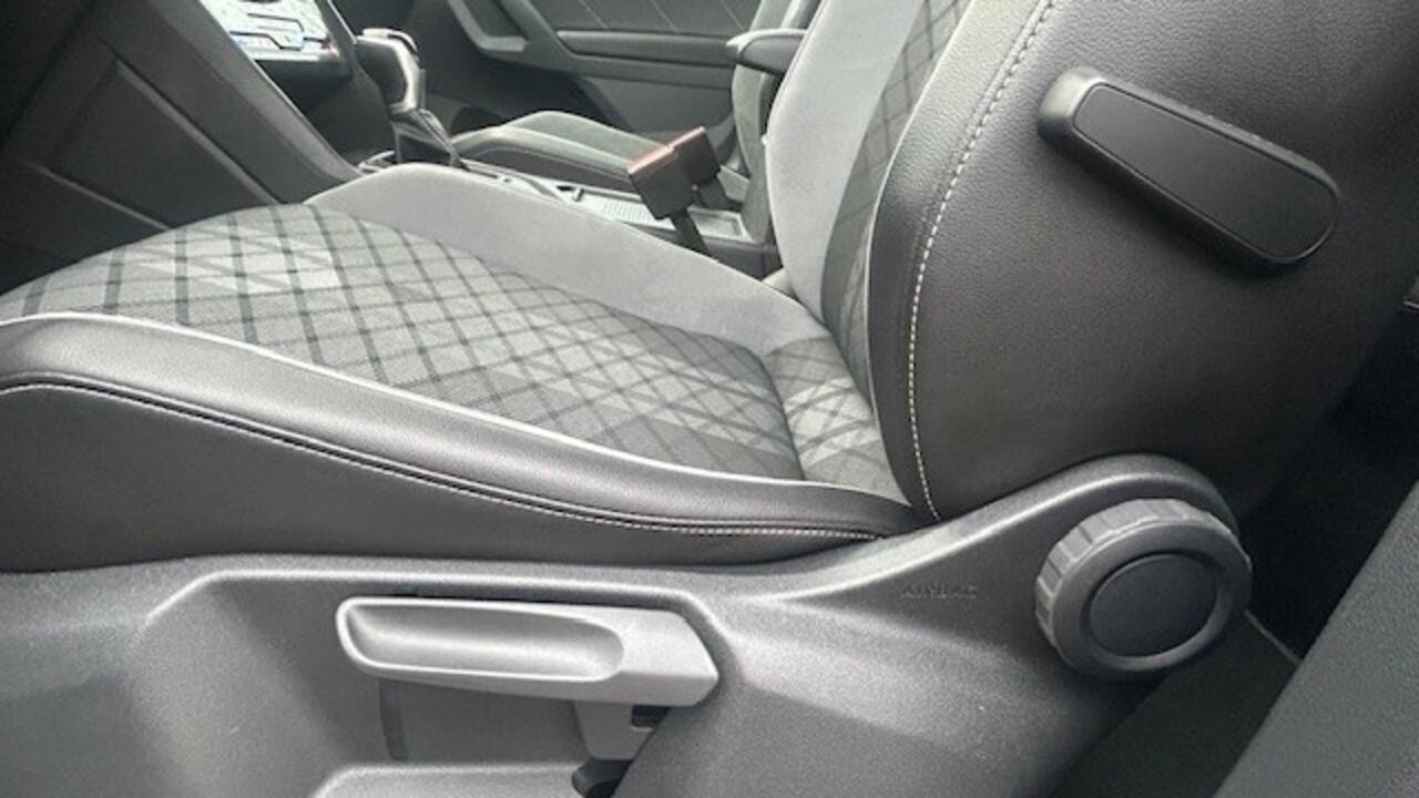 Volkswagen TIGUAN 1.5 TSI R-Line AUTOMAAT 26.000KM!! 1E EIGENAAR!! NAVIGATIE, APPLE CARPLAY, DAB RADIO, STUURVERWARMING, STOELVERWARMING, AMBIËNTEVERLICHTING, DIGITAAL DASHBOARD, DODEHOEK ASSIST, RIJBAAN ASSIST, ADAPTIVE CRUISE CONTROL, ACHTERUITRIJCAMERA, PARKEERHULP V/A,