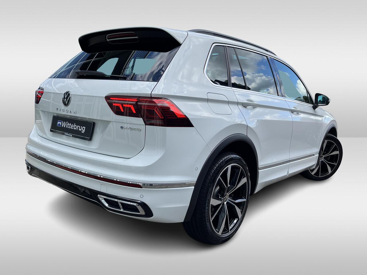 Volkswagen TIGUAN 1.4 TSI eHybrid 245PK DSG R-Line Business+ / Digital Cockpit Pro / Matrix-Led Verlichting / Panoramadak / Getint Glas / Stoel & Stuurwielverwarming / 20''LMV / VW