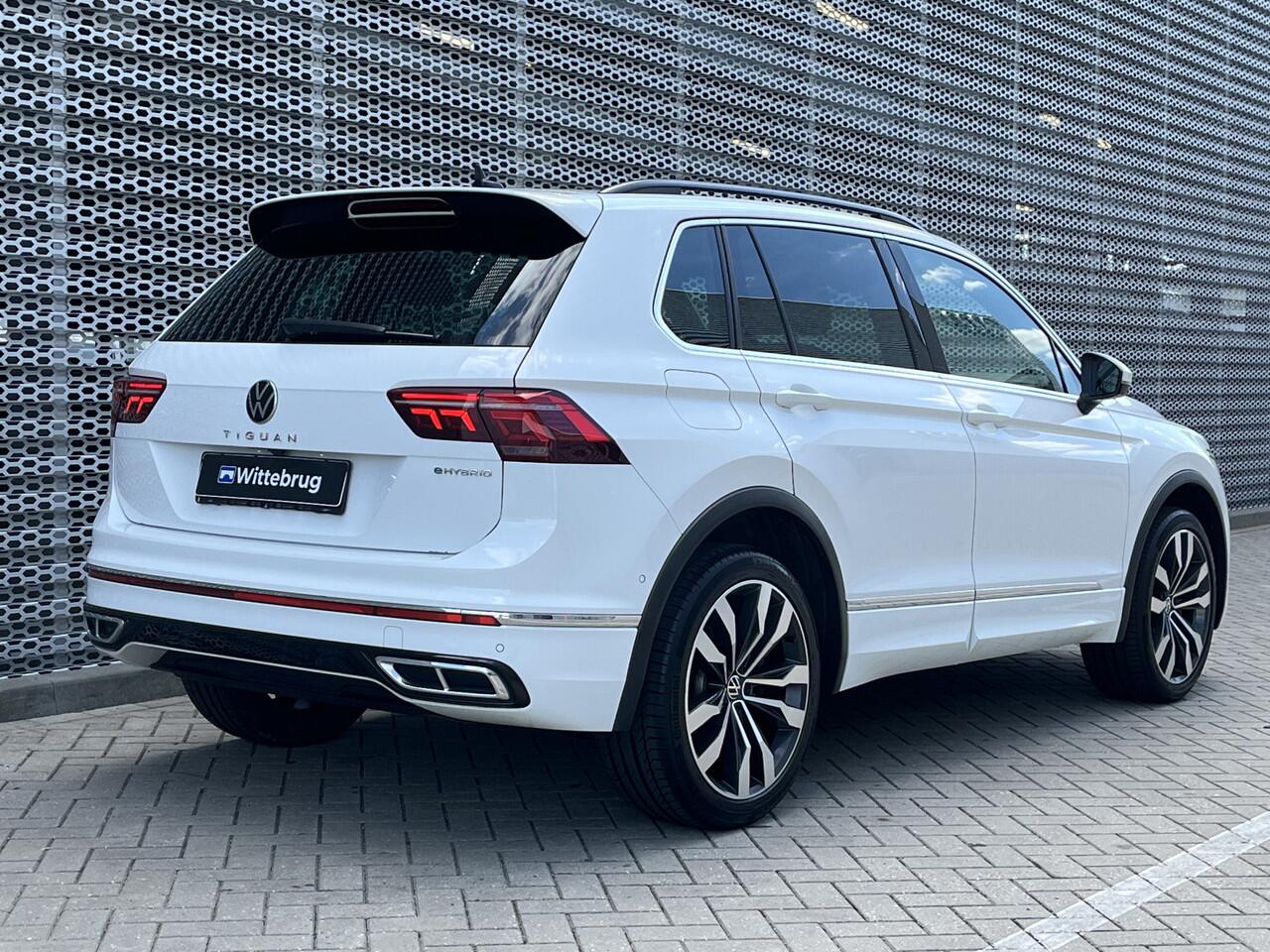 Volkswagen TIGUAN 1.4 TSI eHybrid 245PK R-Line Business+ / Panoramadak / Zwenkbare Trekhaak / R-Line Exterieur + Interieur / 360 Camera / Stuur + Stoelverwarming **