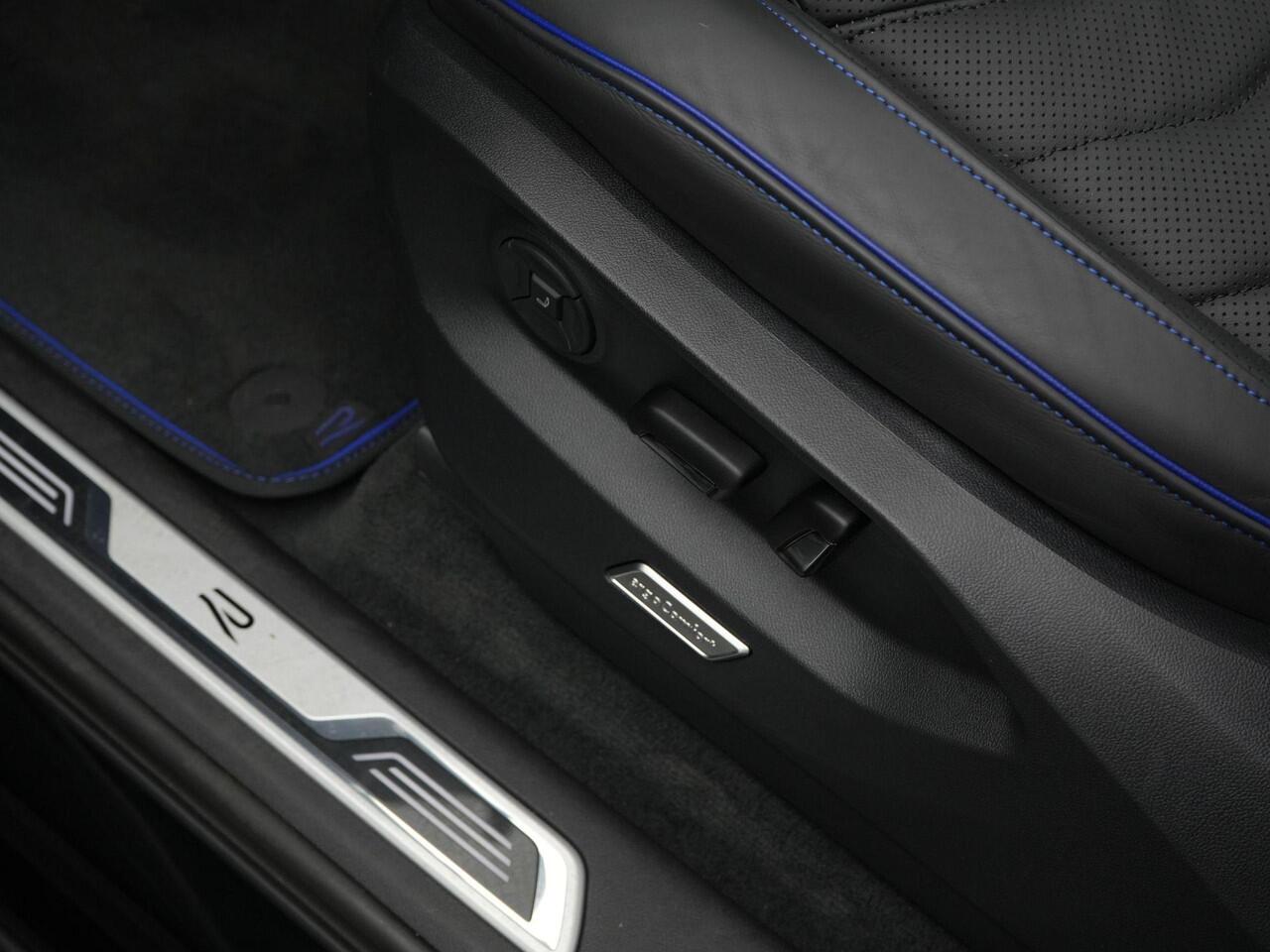 Volkswagen TOUAREG R 3.0 TSi eHybrid 463 pk tiptronic 4MOTION | Panoramadak | Trekhaak | Puglia Leder | Nachtzicht | Luchtvering | Head-Up Display | Geheugenstoelen | Dynaudio