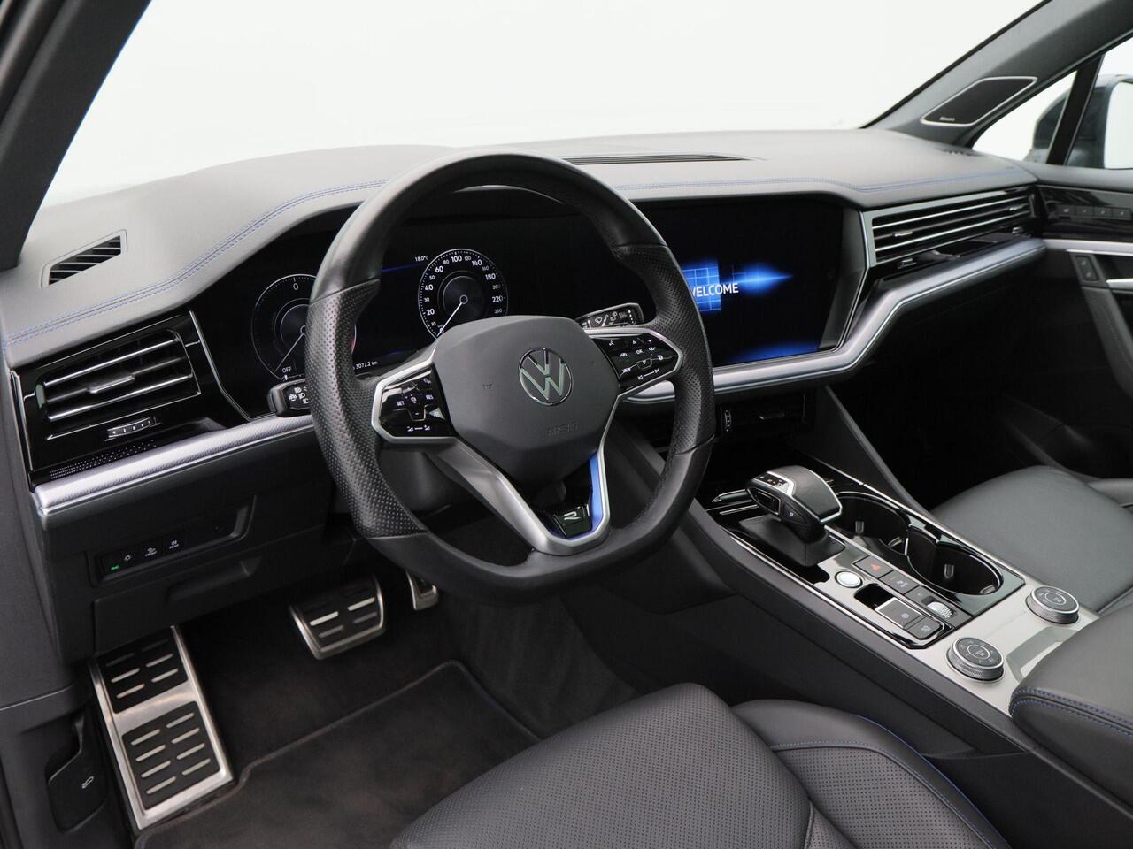 Volkswagen TOUAREG 3.0 TSi eHybrid 462 Pk Automaat 4Motion R-Line | Panoramadak | Adaptive Cruise | Black Style | Dynaudio | Trekhaak | Stoelverwarming | Stoelmassage | Carplay| Camera 360 | LED | 73.075 Km!!