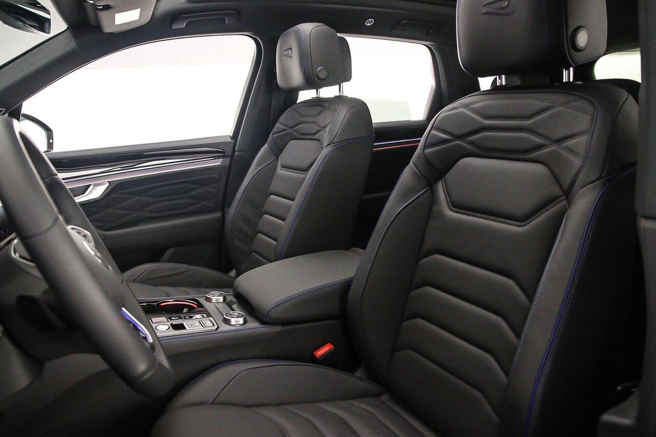 Volkswagen TOUAREG R Edition 3.0 TSI eHybrid 462pk Tiptronic Panoramadak, Luchtvering, Lederen bekleding, 360 camera, Elektrische achterklep, LED matrix koplampen