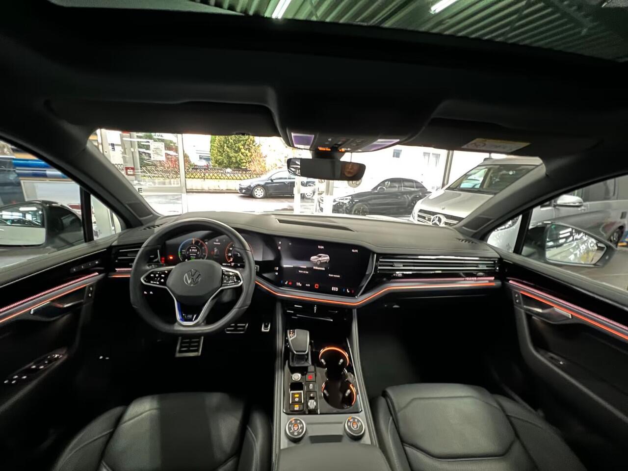 Volkswagen TOUAREG 3.0 TSi eHybrid 4MOTION R Grijs Kenteken ACC LUCHTVERING TREKHAAK COMFORTSTOELEN HEAD-UP DISPLAY Panoramadak