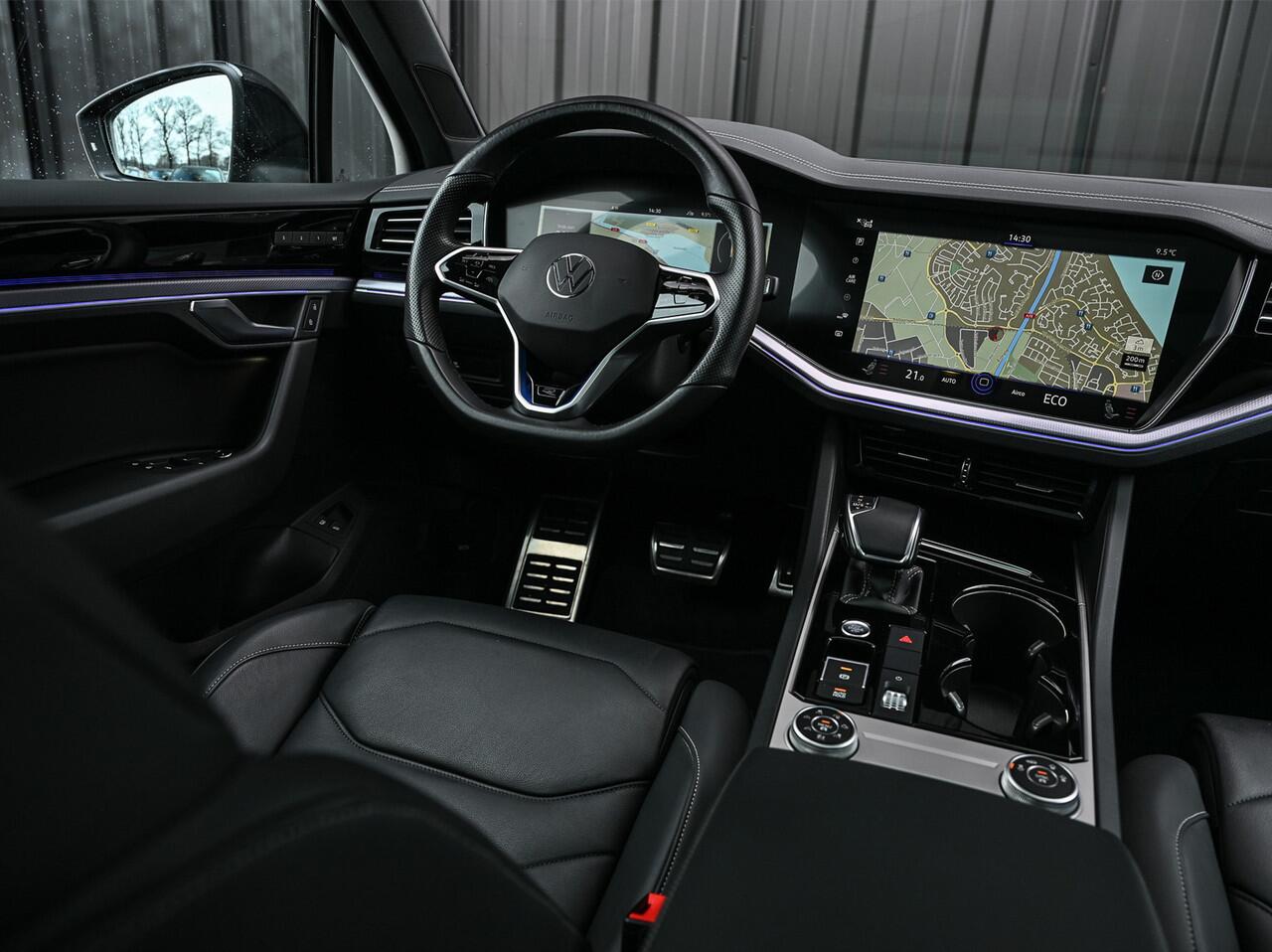 Volkswagen TOUAREG 3.0 TSi 4MOTION R · Panoramadak · Luchtvering · Adaptive Cruise Control · Memory Seats · Camera · Keyless entree · Blis · Ambiance interieur ·