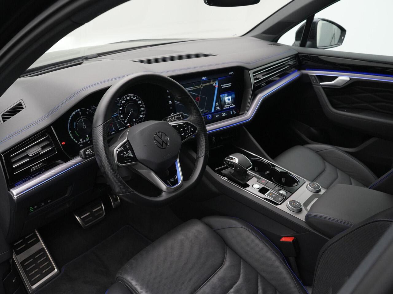 Volkswagen TOUAREG R 3.0 TSi 462 pk eHybrid 4MOTION | Panoramadak | Trekhaak | Luchtvering | Puglia leder | Head-up display | Stoelventilatie | Geheugenstoel