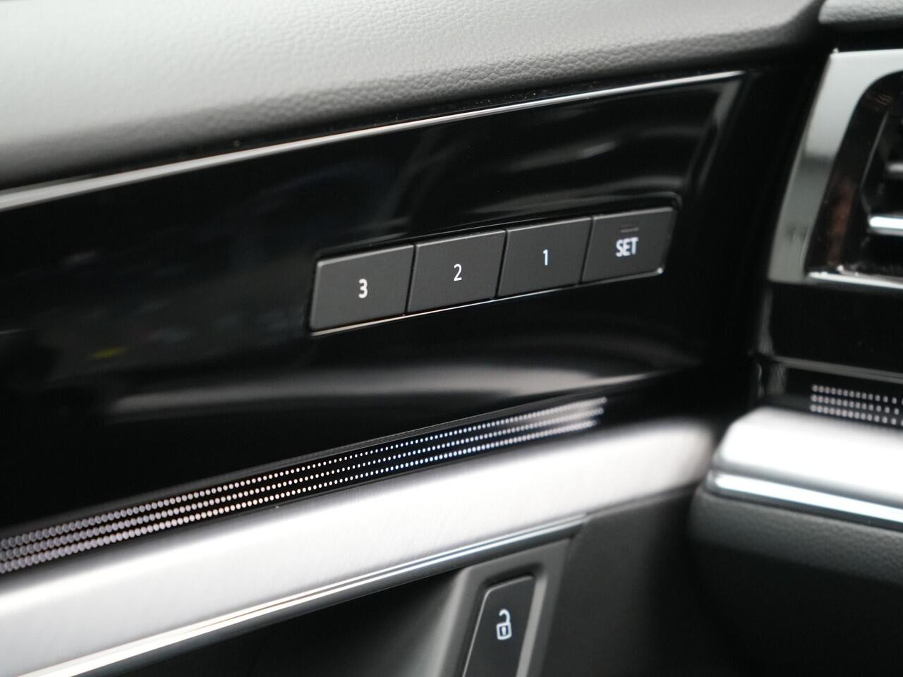 Volkswagen TOUAREG 3.0 TSi eHybrid 4MOTION Plug In Hybrid 381pk Dealer O.H PHEV | Trekhaak Af Fabriek | Lederen Sportstoelen Massage & Memory | Panodak | Adaptive Cruise | Stoelventilatie | Stoelen & Stuur Verwarmd | Blis | Keyless | Apple Carplay | Navigatie | DAB