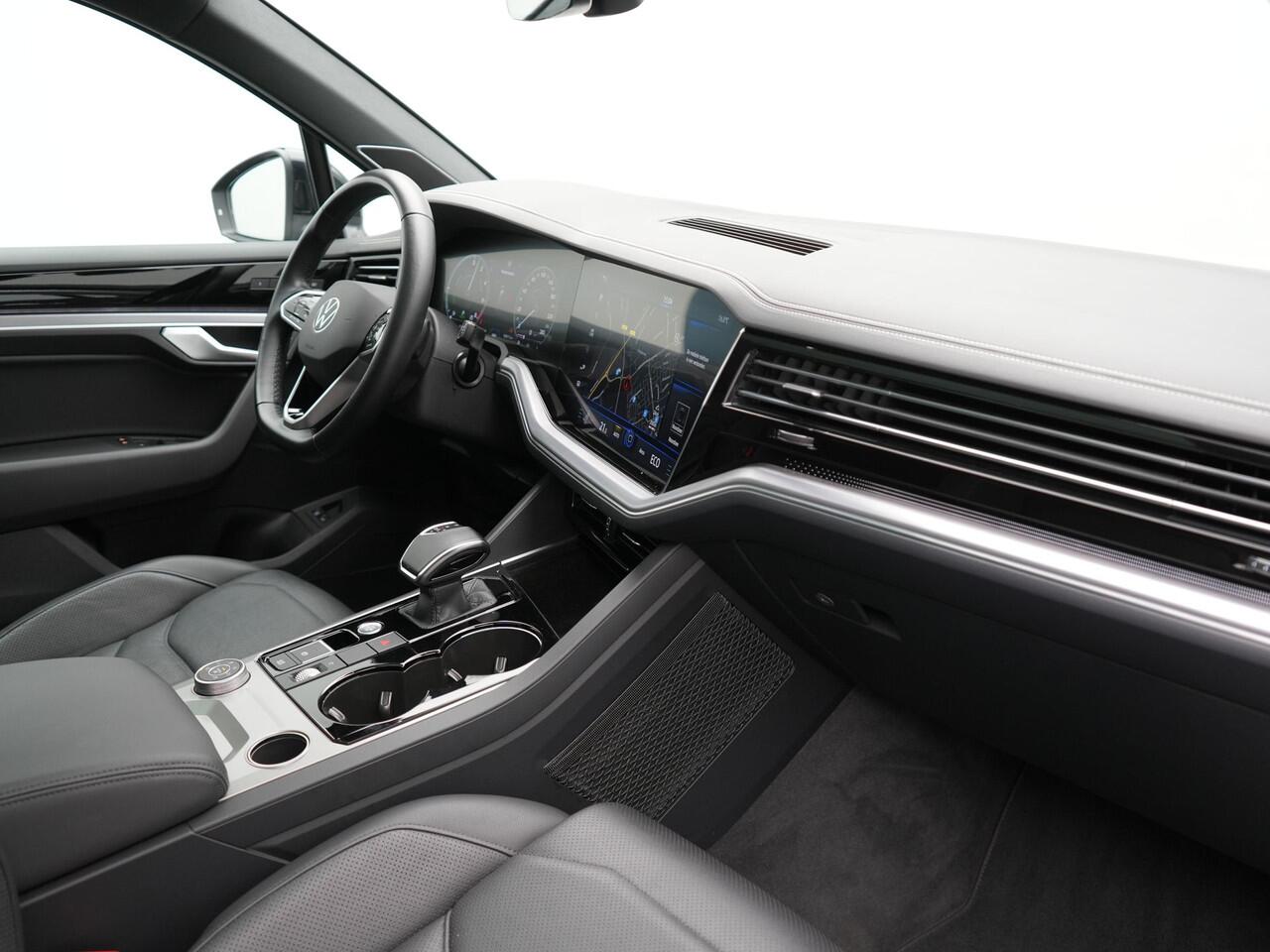 Volkswagen TOUAREG 3.0 TSi eHybrid 4MOTION Plug In Hybrid 381pk Dealer O.H PHEV | Trekhaak Af Fabriek | Lederen Sportstoelen Massage & Memory | Panodak | Adaptive Cruise | Stoelventilatie | Stoelen & Stuur Verwarmd | Blis | Keyless | Apple Carplay | Navigatie | DAB