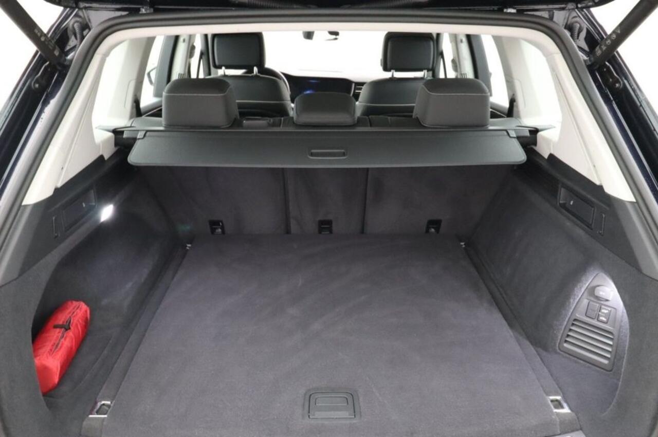 Volkswagen TOUAREG 3.0 TSi eHybrid 4MOTION ACC Panoramadak Luchtvering Comfortstoelen LED Matrix 19 Inch