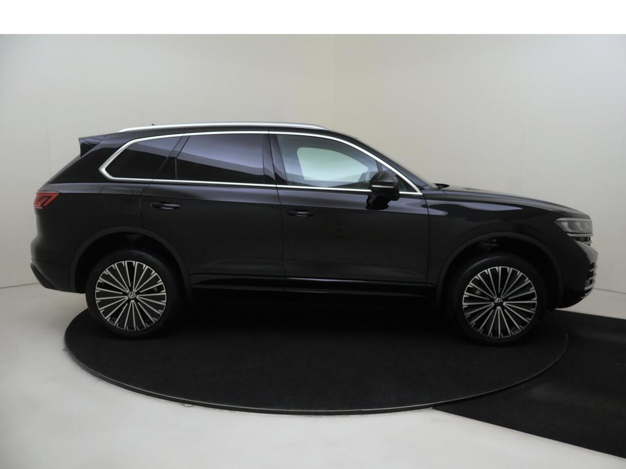 Volkswagen TOUAREG 3.0 TSi eHybrid 4MOTION Elegance | Panoramadak | Trekhaak | Luchtvering | Parkeerassistent | Nachtzichtassistent | 360 camera | 4-zone airco | Head-up display | Dodehoek detectie |