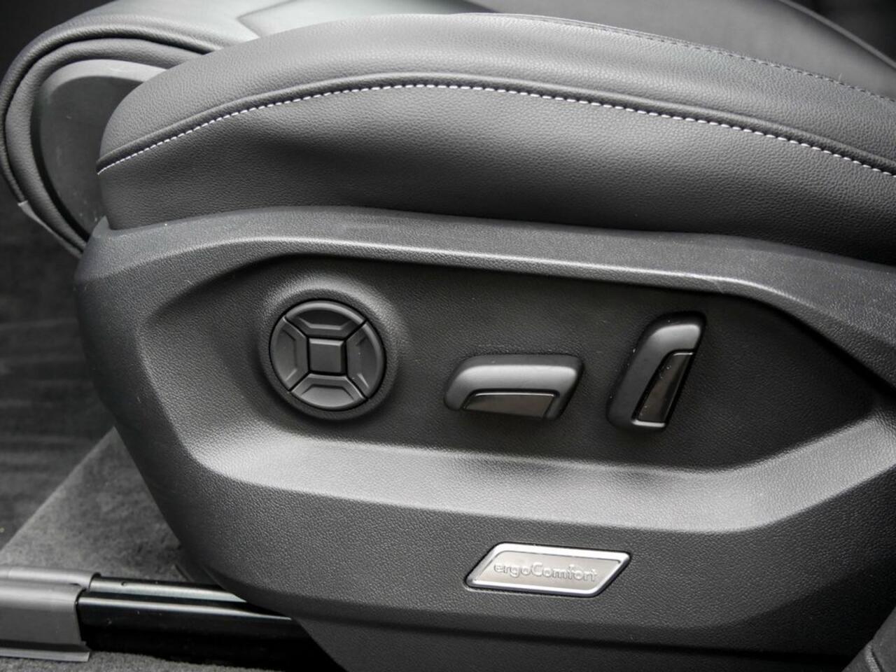 Volkswagen TOUAREG 3.0 TDI R-Line GRIJS KENTEKEN ACC LUCHTVERING TREKHAAK COMFORTSTOELEN HEAD-UP DISPLAY