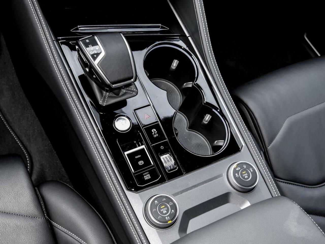 Volkswagen TOUAREG 3.0 TDI R-Line GRIJS KENTEKEN ACC LUCHTVERING TREKHAAK COMFORTSTOELEN HEAD-UP DISPLAY