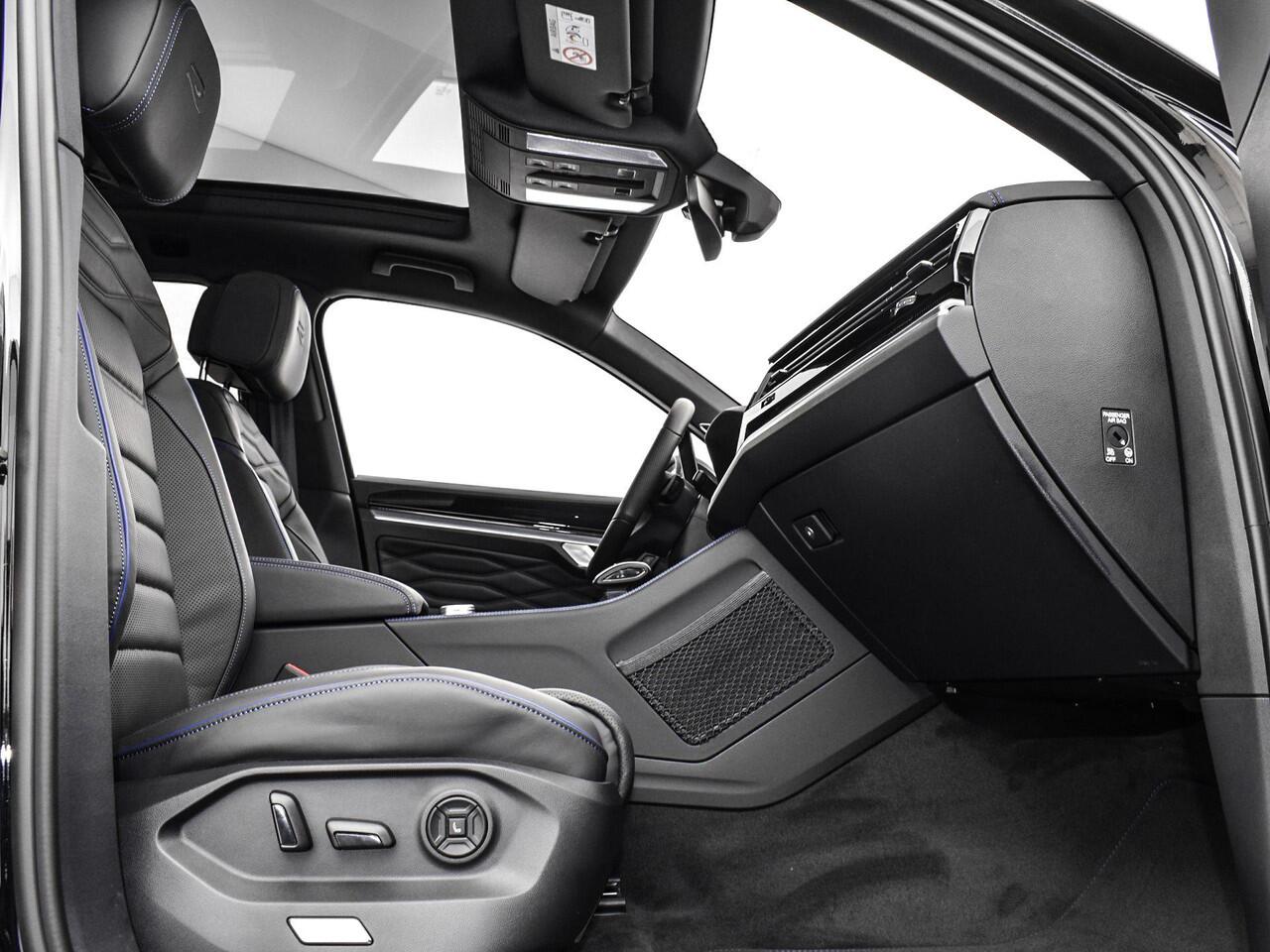 Volkswagen TOUAREG R Edition 3.0 eHybrid 462 PK 8 versn. DSG · Nachtzichtassistent · Comfort Pakket · Trekhaak inklapbaar, met elektrische ont grendeling, incl. aanhangwagenmanoeuvreerhulp 'Trailer Assist' · Zijruiten achter en achterruit getint, 82% lichtabsorberend en gel