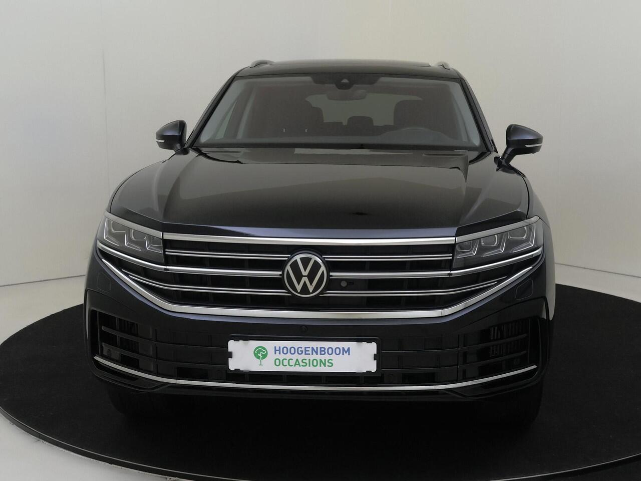 Volkswagen TOUAREG 3.0 TSi eHybrid 4MOTION Elegance | Panoramadak | Trekhaak | Luchtvering | Parkeerassistent | Nachtzichtassistent | 360 camera | 4-zone airco | Head-up display | Dodehoek detectie |
