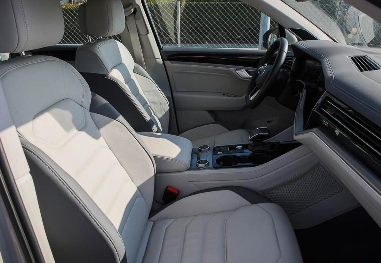 Volkswagen TOUAREG 3.0 TDI Elegance R-Line ACC Luchtvering Comfortstoelen Head-Up Dynaudio Stuurverwarming 360 Camera