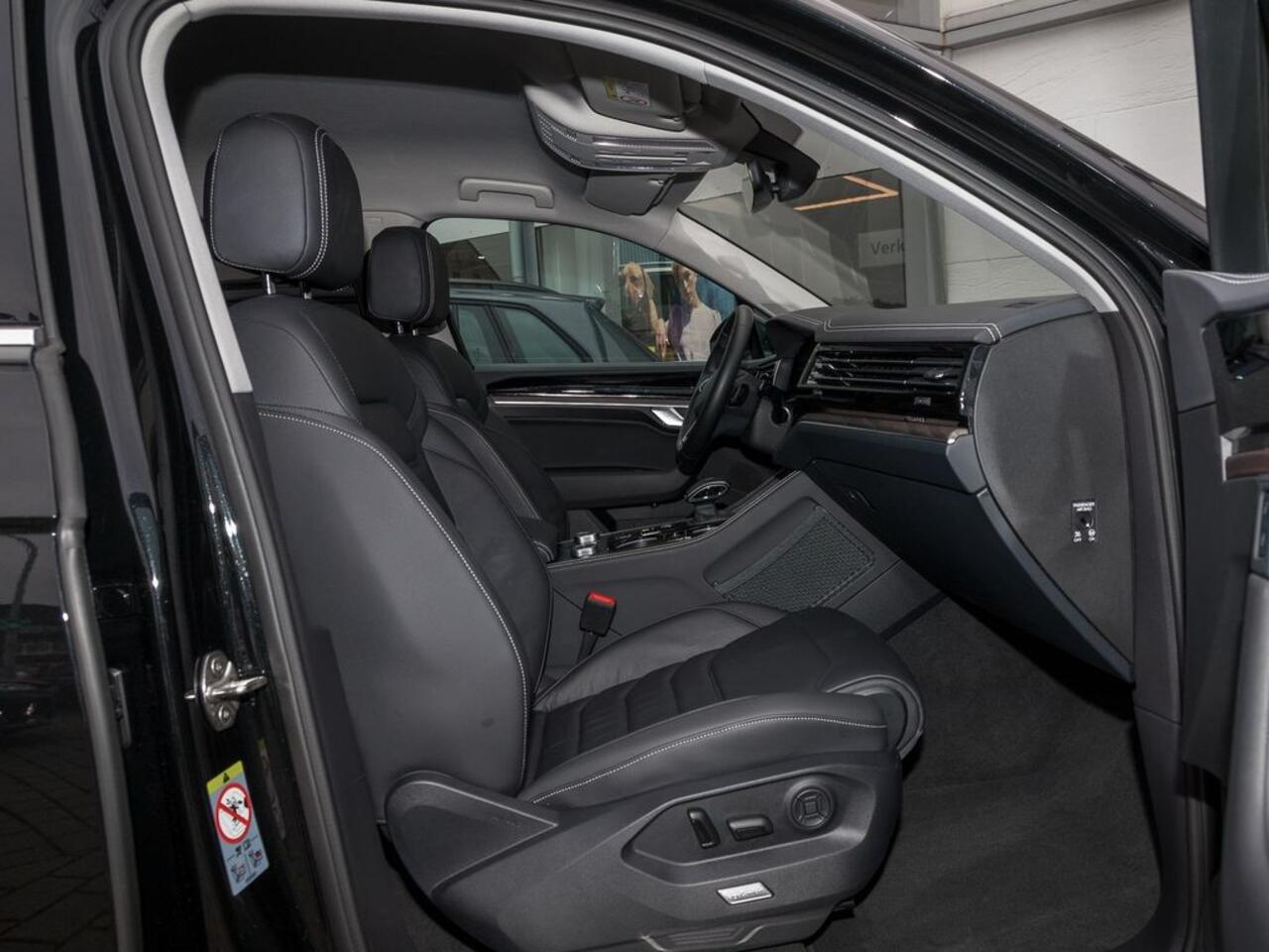 Volkswagen TOUAREG 3.0 TDI Elegance Grijs Kenteken ACC LUCHTVERING COMFORTSTOELEN TREKHAAK