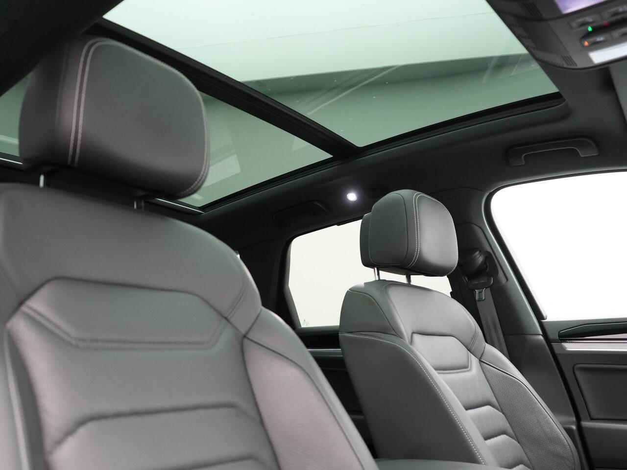 Volkswagen TOUAREG 3.0 TSi eHybrid 4MOTION Plug In Hybrid 381pk Dealer O.H PHEV | Trekhaak Af Fabriek | Lederen Sportstoelen Massage & Memory | Panodak | Adaptive Cruise | Stoelventilatie | Stoelen & Stuur Verwarmd | Blis | Keyless | Apple Carplay | Navigatie | DAB