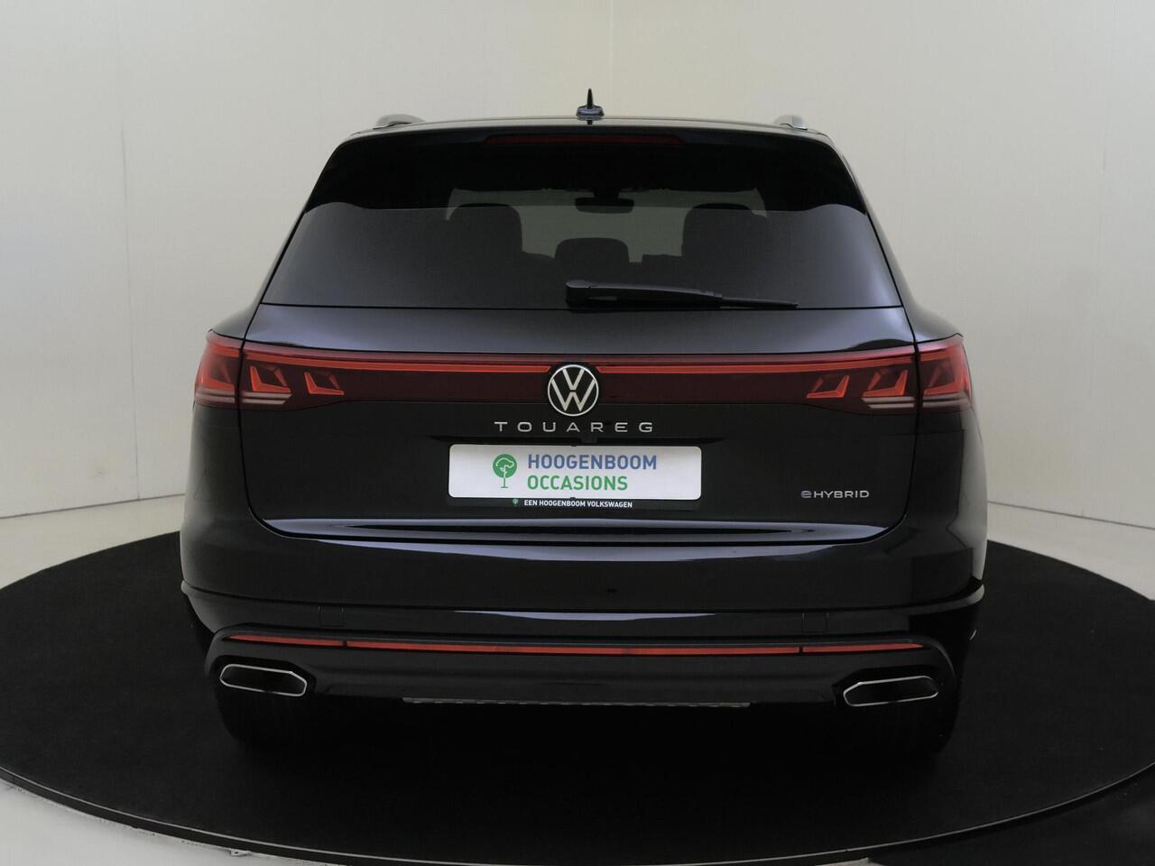 Volkswagen TOUAREG 3.0 TSi eHybrid 4MOTION Elegance | Panoramadak | Trekhaak | Luchtvering | Parkeerassistent | Nachtzichtassistent | 360 camera | 4-zone airco | Head-up display | Dodehoek detectie |