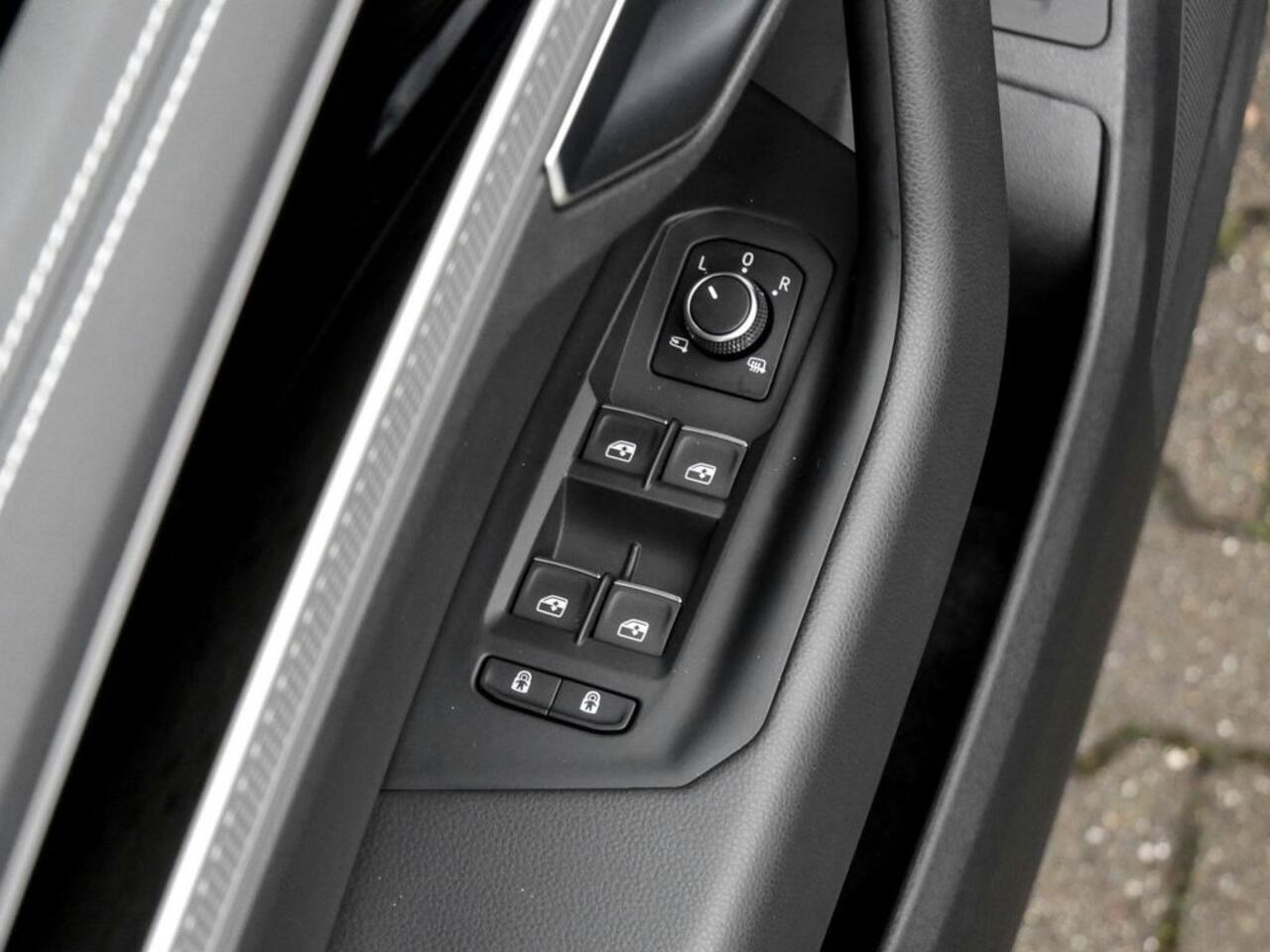 Volkswagen TOUAREG 3.0 TDI GRIJS KENTEKEN ACC LUCHTVERING TREKHAAK COMFORTSTOELEN