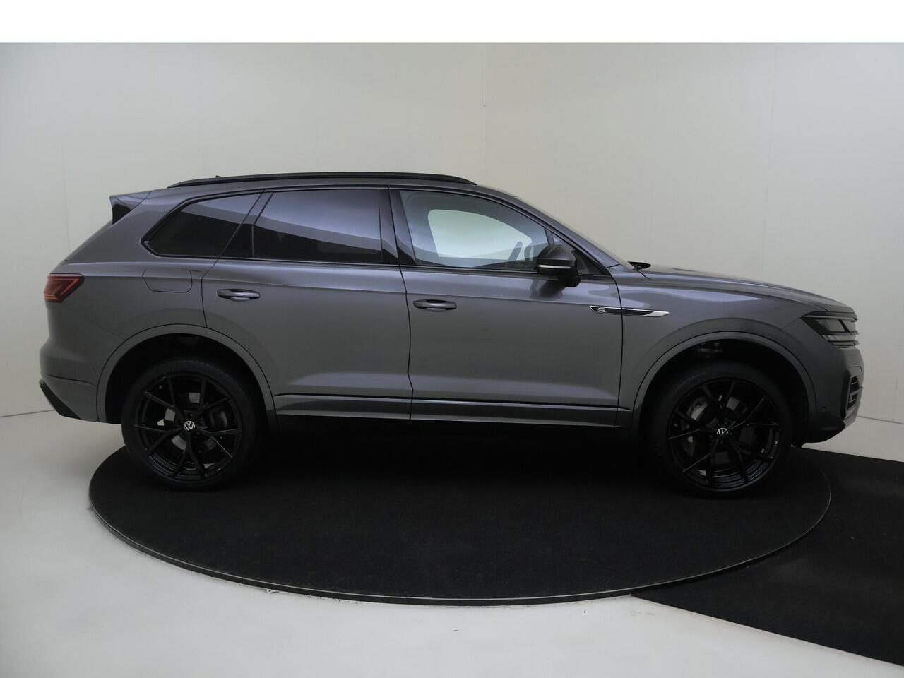 Volkswagen TOUAREG 3.0 TSi eHybrid 4MOTION R | Panoramadak | Luchtvering | Trekhaak | Black style | Head-up display | 360 camera | Parkeerasisstent | Nachtzichtassistent |