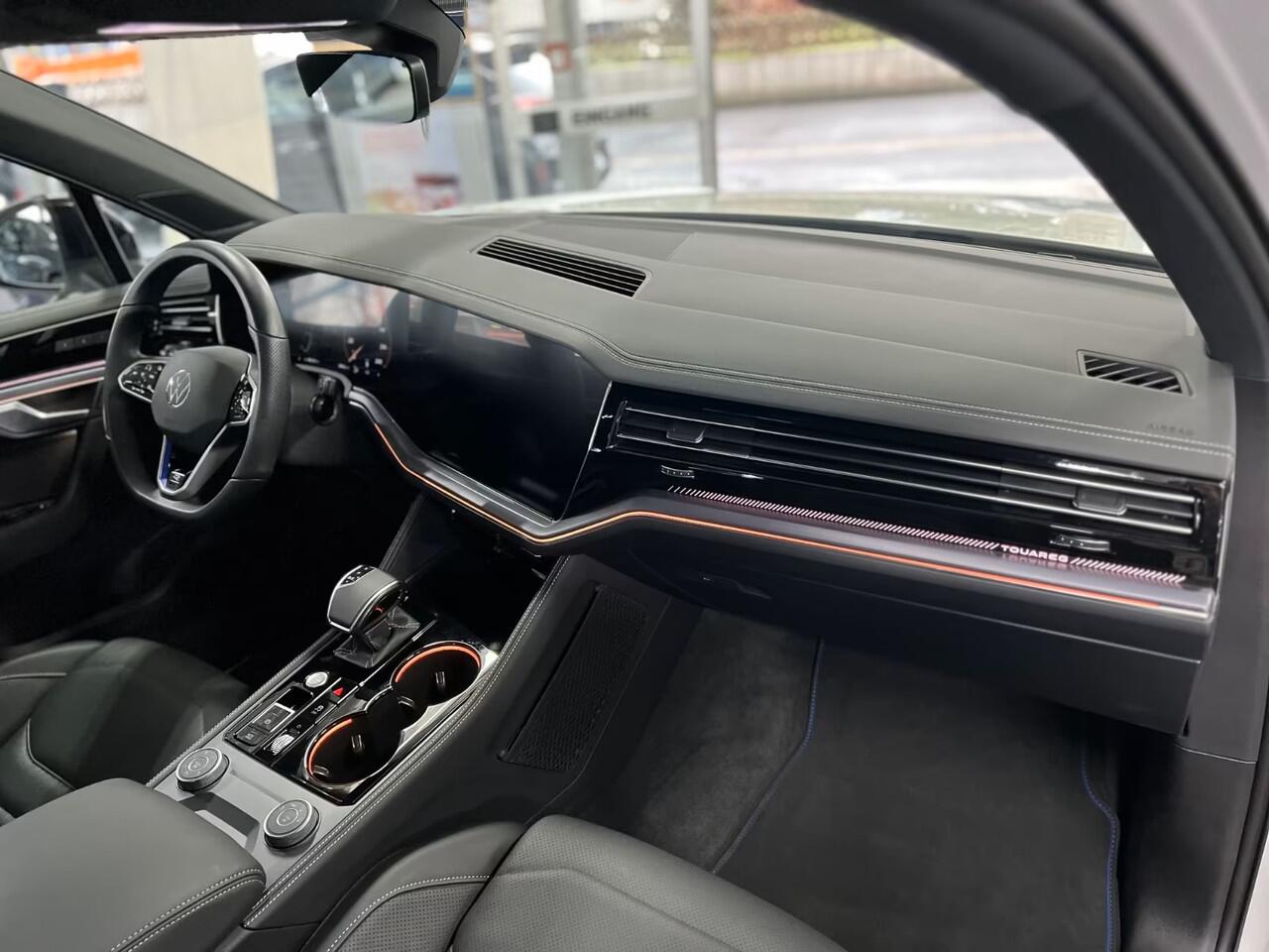 Volkswagen TOUAREG 3.0 TSi eHybrid 4MOTION R Grijs Kenteken ACC LUCHTVERING TREKHAAK COMFORTSTOELEN HEAD-UP DISPLAY Panoramadak