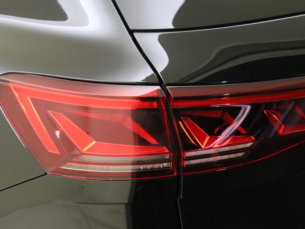 Volkswagen TOUAREG 3.0 TSi eHybrid 4MOTION Elegance | Panoramadak | Trekhaak | Luchtvering | Parkeerassistent | Nachtzichtassistent | 360 camera | 4-zone airco | Head-up display | Dodehoek detectie |