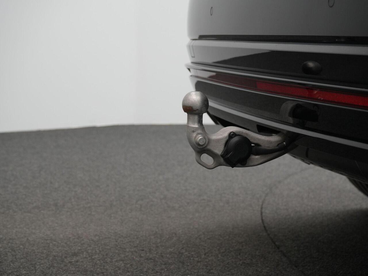 Volkswagen TOUAREG R 3.0 TSi 462 pk eHybrid 4MOTION | Panoramadak | Trekhaak | Luchtvering | Puglia leder | Head-up display | Stoelventilatie | Geheugenstoel